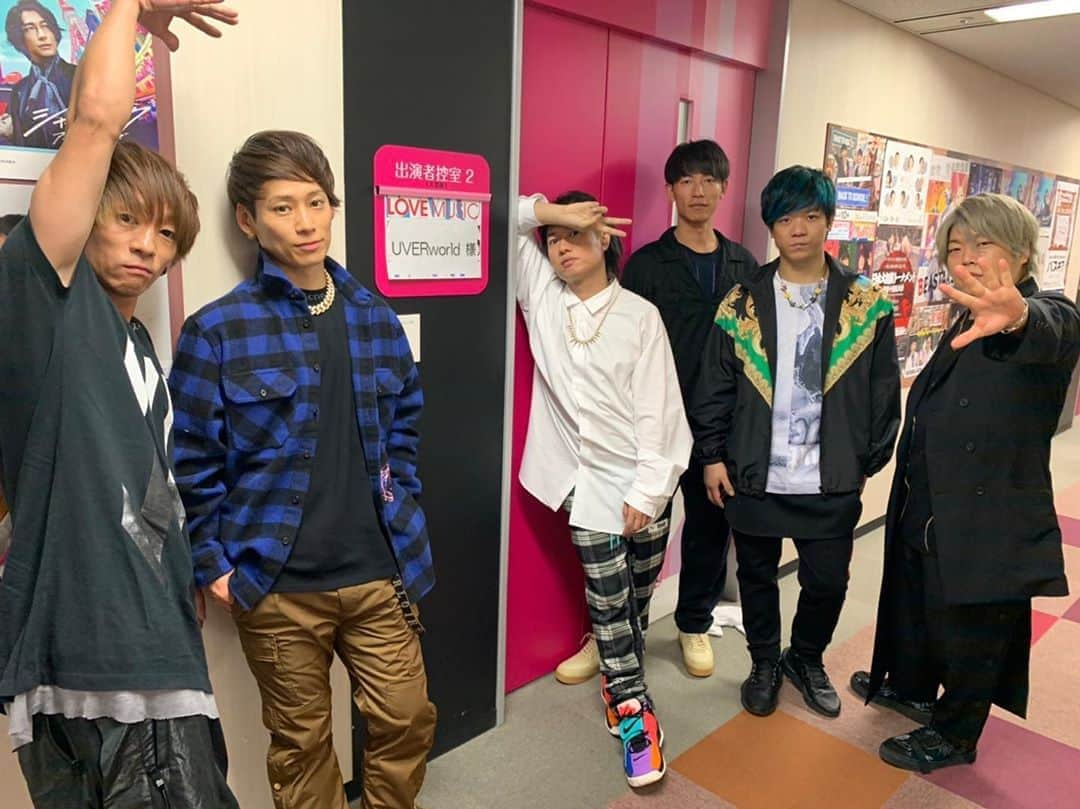 フジテレビ「Love music」さんのインスタグラム写真 - (フジテレビ「Love music」Instagram)「初登場✨ UVERworldさん オフショット頂きました🍭  明日よる25:25〜放送🕧 ※地域によって放送日程が異なります。 各放送局のHPにてご確認下さい。  #UVERworld #楽屋前で #オフショット #TAKUYA∞ #克哉 #信人 #誠果 #彰 #真太郎 #Lovemusic #ラブミュージック #フジテレビ」12月7日 21時03分 - lovemusic_fujitv