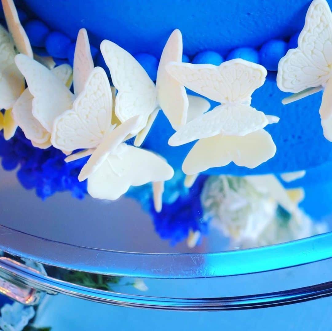 プレ花嫁の結婚式準備サイト marry【マリー】さんのインスタグラム写真 - (プレ花嫁の結婚式準備サイト marry【マリー】Instagram)「*﻿ 真っ青のウェディングケーキに﻿ 青いお花に﻿ 真っ白な蝶々🦋✨💠﻿ ﻿ ケーキ台や背景も﻿ 青いお花で埋め尽くされていて、﻿ 本当に豪華です👑✨﻿ ﻿ ケーキの蝶々はデザートに添えて﻿ ゲストに振る舞ったそう💖﻿ 幸せのおすそ分けが飛び立っていったみたいな、 素敵なおもてなしです🦋﻿ ﻿ ﻿ photo by @ao_bridal﻿ ﻿ ﻿ ﻿ ﻿ marryは「世界中の可愛い」を集める﻿ ウェディングサイトです💎﻿ ﻿ サイト内には、﻿ 結婚式のアイデアを紹介する記事が1万以上✨﻿ 毎日朝6時と夕方5時に新着記事をUP✨﻿ @marryxoxo_wd の﻿ プロフィールURLからチェックできます💍﻿ ﻿ 特に人気の記事は﻿ @marryxoxo_id のアカウントでも﻿ 紹介しているので必見🌷﻿ ◌ ❁˚﻿ #プレ花嫁#2019冬婚#2020冬婚#2020春婚#2020秋婚#2021春婚#イミテーションケーキ#ケーキ#パティシエ#パティシエカメラ部#ケーキ台#ケーキ台装花#会場装花#結婚式装花#ウェディングケーキデザイン#ウェディングケーキ#ブルーケーキ」12月7日 20時59分 - marryxoxo_wd