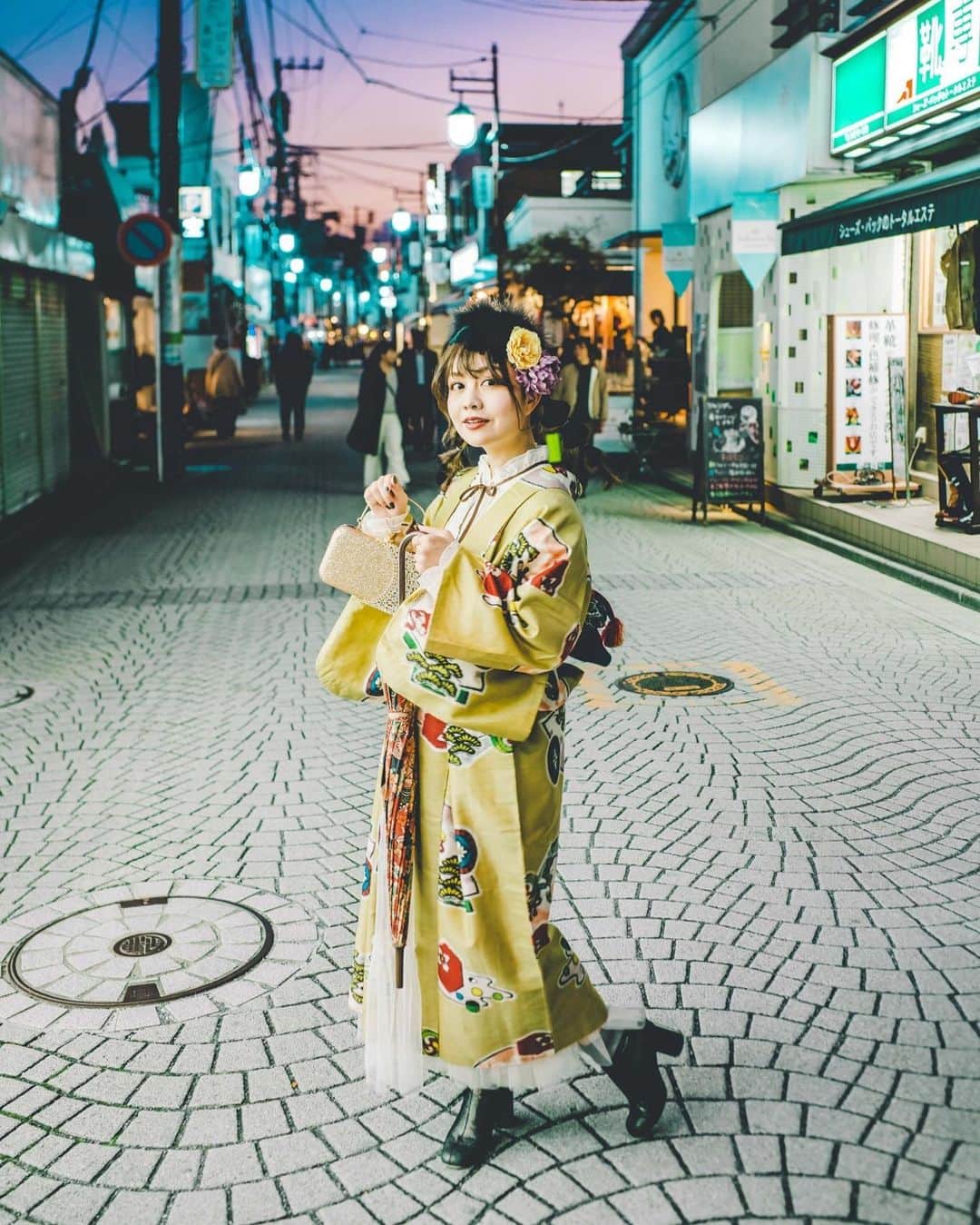 kenta_soyoungさんのインスタグラム写真 - (kenta_soyoungInstagram)「kimono magic hour. . . . . #ソーヤング構図講座 読本の問い合わせ多数でありがとうございます！ #鎌倉花のん ×ケンタソーヤング の写真集も限定発売します！ よかったら明日のイベントできてね＼(●´◡`●)／ . . coordinate by @kamakura.kimono.kanon  model: @ayaketty1685」12月7日 21時03分 - kenta_soyoung