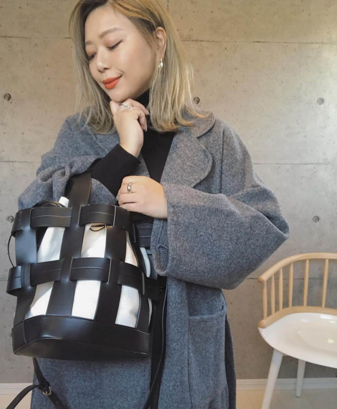 mmmaaakkkiiikkkoooさんのインスタグラム写真 - (mmmaaakkkiiikkkoooInstagram)「お気に入りの @tottie_bag 💕 入れ替えできるファー巾着とキャンバス素材の巾着付き🌟 季節やコーデによって変えられるの🌟 キャンバス地巾着バージョン💓(楽天でSALE中💕) @deicyshop_official の ゆったりコートに合わせたよ💓 . . . . . . . . outer/ @deicyshop_official  pants/ @uniqlo_ginza @uniqlo #ユニクロ bag/ @tottie_bag #tottie_bag #tottie . .  #ママコーデ#ママファッション#大人可愛い#大人カジュアル#カジュアルコーデ#シンプルコーデ #着回しコーデ#お洒落な人と繋がりたい#しまむら#ハンドメイドピアス#mamagirl#pr#ハンドメイドアクセサリー#instagood#nail#セルフネイル #ヘアスタイル#ヘアアレンジ#ゆったり#スウェット」12月7日 21時04分 - mmmaaakkkiiikkkooo