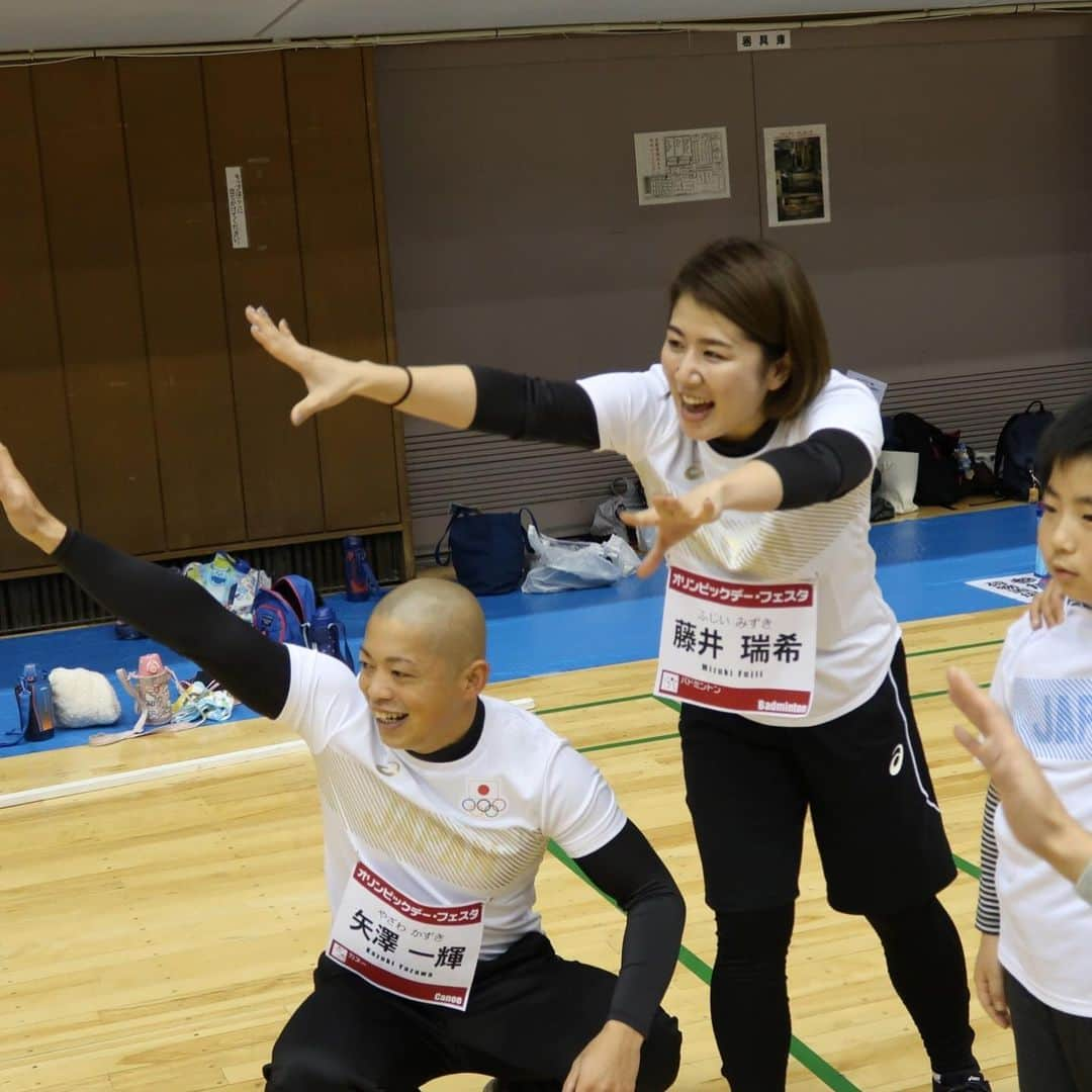 藤井瑞希さんのインスタグラム写真 - (藤井瑞希Instagram)「・ ・ オリンピックデーフェスタin郡山 ・ ・ 今回もみんなと全力で体を動かしました❤️❤️❤️ ・ ・ 結果は4位だったけど、みんなが一生懸命頑張って、笑顔になっていたことが嬉しかったです‼️ ・ ・ アスリートの皆さんも気さくに接してくれて楽しい時間となりました🥰✨ ・ ・ ありがとうございました。 ・ ・ #オリンピックデーフェスタ #オリンピアン #olympian #フィギュア本田さん #ウエイトリフティング橘さん #カヌー矢澤さん #ソフトボール馬淵さん #サッカー小野寺さん #バドミントン #藤井瑞希さん #大運動会 #手の癖」12月7日 21時14分 - bdmntnfujiimizuki