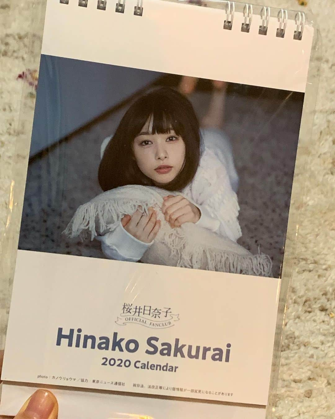 桜井日奈子さんのインスタグラム写真 - (桜井日奈子Instagram)「2020年ファンクラブ用の卓上カレンダーです🗓  非常に、いいサイズ  こんな感じでゴロゴロしてたらあっという間に年越しちゃいますね  断捨離しようと思いつつ スマホでゲームばっかりしちゃう。🎮」12月7日 21時28分 - sakurai.hinako_official