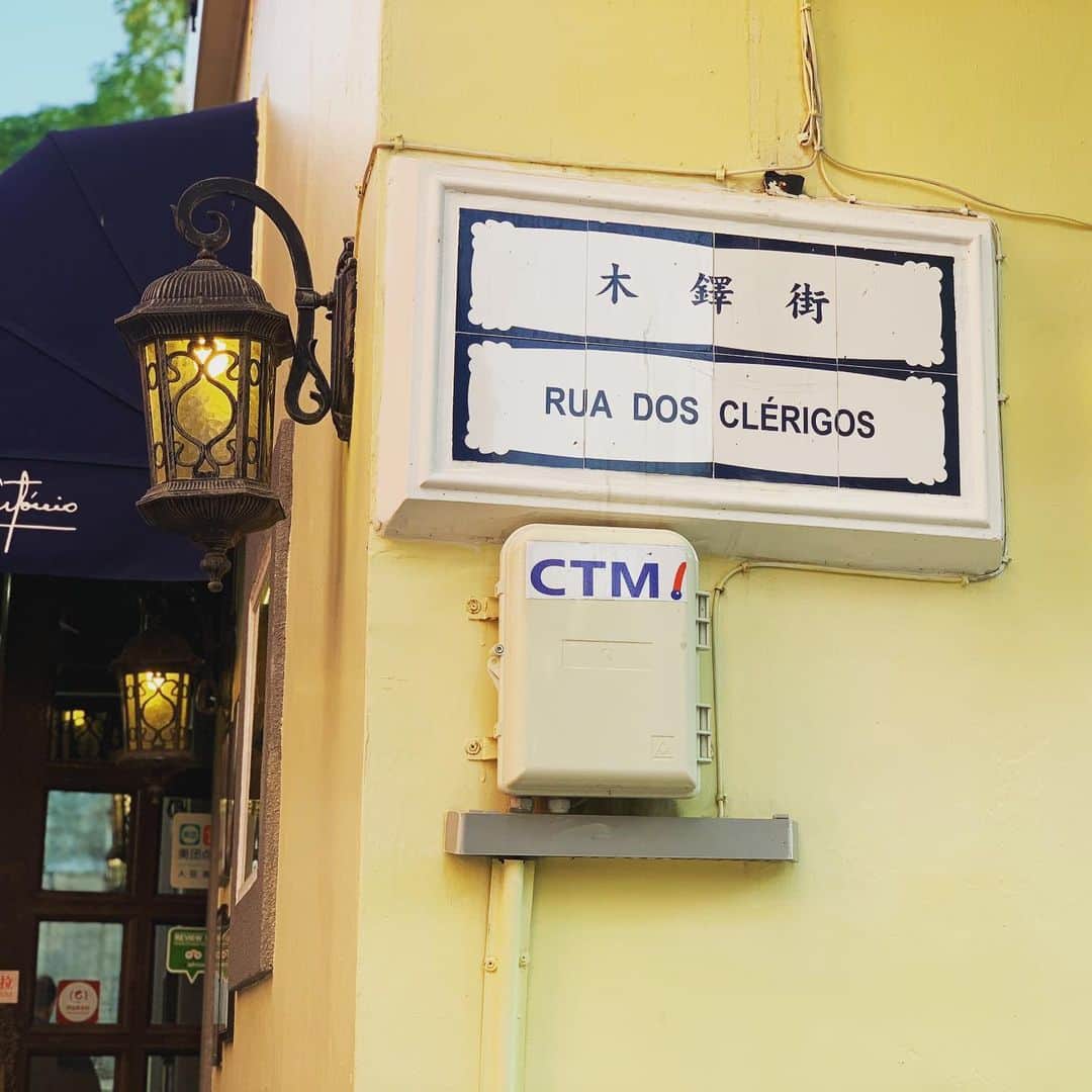 牛窪万里子さんのインスタグラム写真 - (牛窪万里子Instagram)「ポルトガルと中国  東西融合の街並みマカオ  カラフルな建物がオシャレで街歩きが楽しい♬  #街歩きが楽しいマカオ #マカオ #マカオ旅行  #マカオ女子旅  #ポルトガルの面影を残す街並み #楽しさが止まらない  #楽しさが止まらないマカオ  @macao_japan」12月7日 21時28分 - mariko_ushikubo