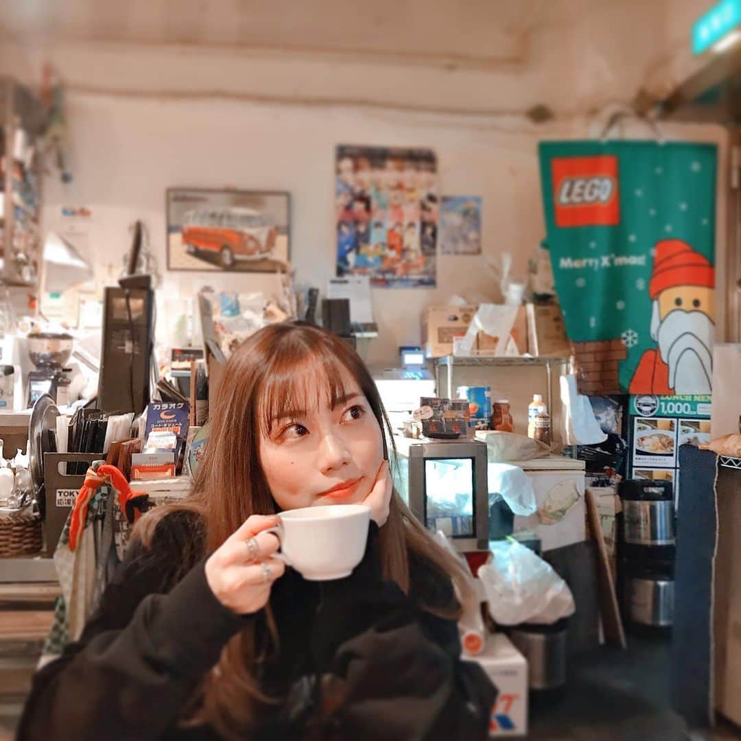 菜々香のインスタグラム：「サンタさんに見られていました。 LEGOと契約を結んだサンタさんかな。  一段と今日は寒いね❄️😨 風邪ではない もしや花粉なのか よくわからないんやけれど 時々鼻がぐすんとします なんでしょうかこれは CHESS THE MUSICAL のお稽古も始まって 意地でも風邪を引かないように 気をつけます笑  みんなも暖かくしてね 冬を乗り越えよーう♡  #12月#december#サンタさん #cafe#coffee#菜々香」