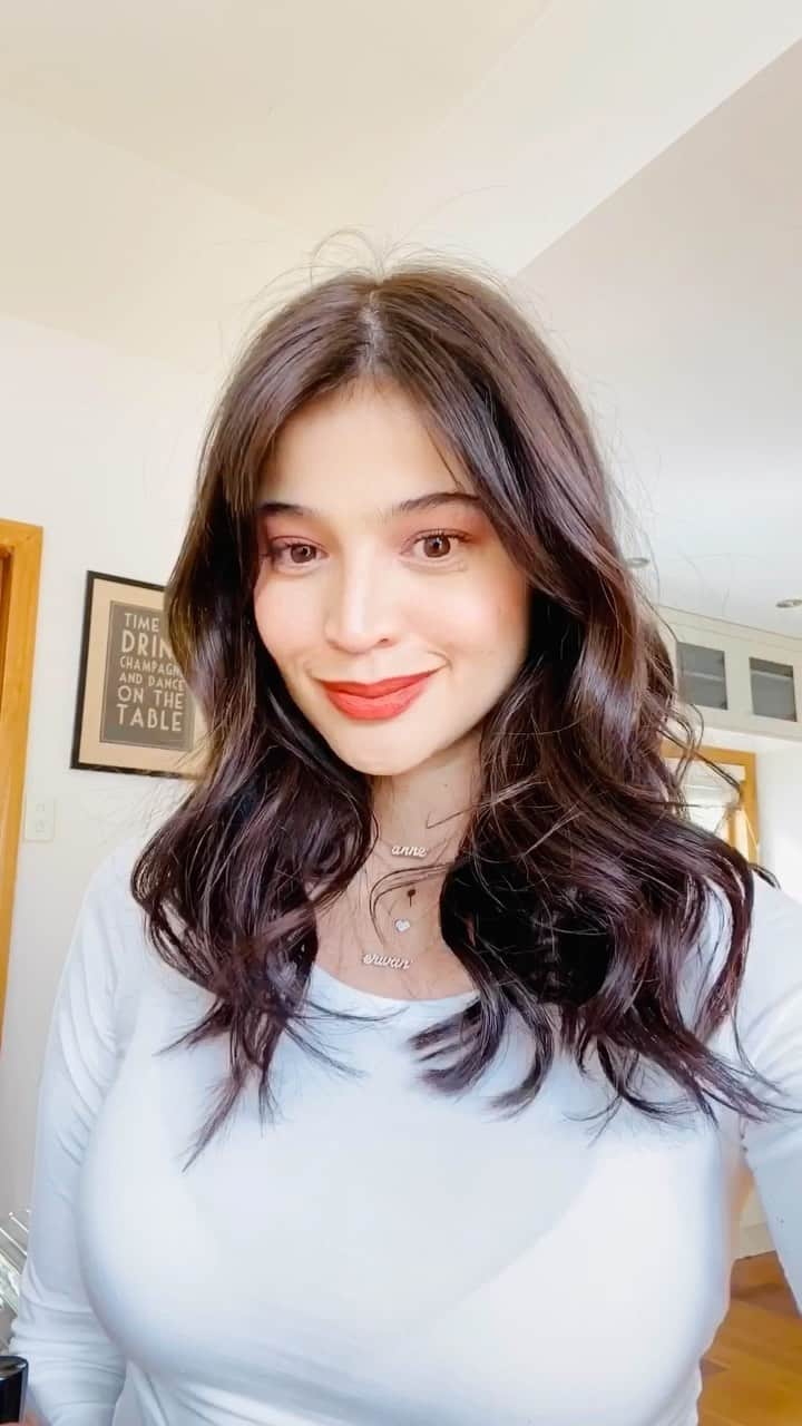 アン・カーティスのインスタグラム：「Here’s a little time lapse of me using some of my fave products from @blkcosmeticsph ❤️ Funny how we make such weird faces when we do make up 😂  Enjoy!  Music : @dualipa Don’t Start Now  #blkUNIVERSAL #blkHOLIDAY #blkLittleLuxuries #blkcosmetics」