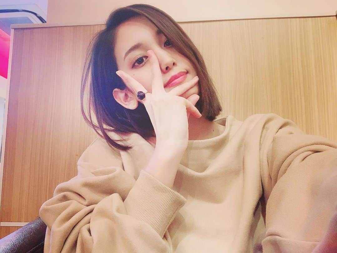 のインスタグラム：「お仕事わったあ〜！ マネージャーとバーガーキング🍔 . .  ブラックミラーみよっと😘  そして明日は楽しみなオフ会だよん！ 寒いのでお気をつけてね😆👏 . .  寒くなってくると人肌が 恋しいね〜！ . . イルミネーションが沁みるね😎」
