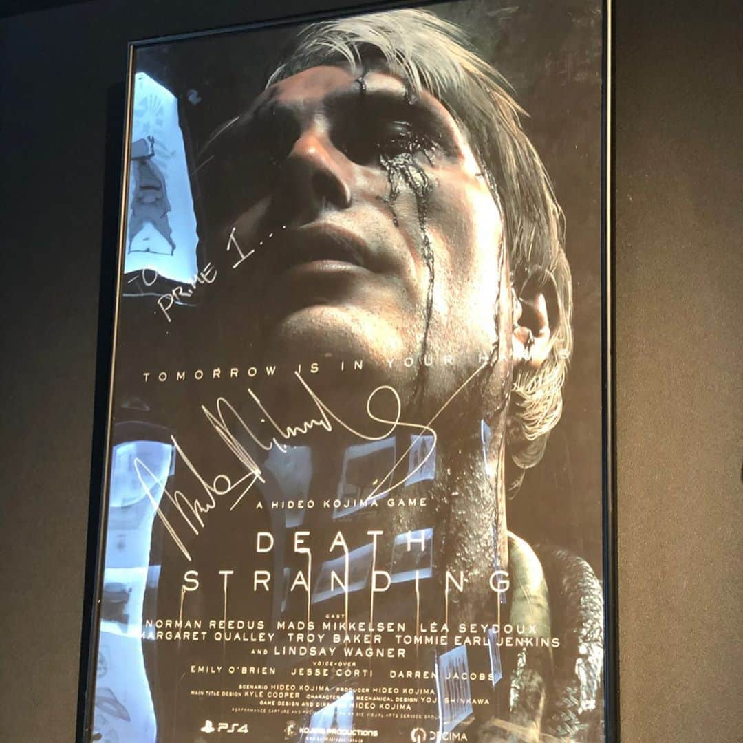 宇内梨沙さんのインスタグラム写真 - (宇内梨沙Instagram)「『#DeathStranding 』﻿ 遅ればせながら、先日クリアしました。﻿ ﻿ そして新宿マルイの﻿ プライム1スタジオに走りました。﻿ ﻿ ネタバレは一切受け付けない態勢を﻿ 取っていたので、ショップも行きませんでした。﻿ ﻿ お店には﻿ サムとクリフとBBがいます。﻿ ﻿ キャラ人気投票が行われていましたが﻿ 私も1位はマッツミケルセン演じるクリフです🥺﻿ ﻿ 新たなゲーム体験で衝撃を受けたのは﻿ 高校生の時にプレイした『Fallout3』﻿ ﻿ あのときと同じような気持ちになりました。﻿ ﻿ 小島監督を始め﻿ 製作陣の皆さまには感謝しかありません。﻿ ﻿ そしてストランドストラップを購入🙌﻿ ﻿ お一人さま一個🥺﻿ デススト仲間用にも買いたかった。 残りわずかだったみたい…﻿ ﻿  The game awards﻿ デスストの快進撃に期待しちゃいます✨」12月7日 21時36分 - risaunai