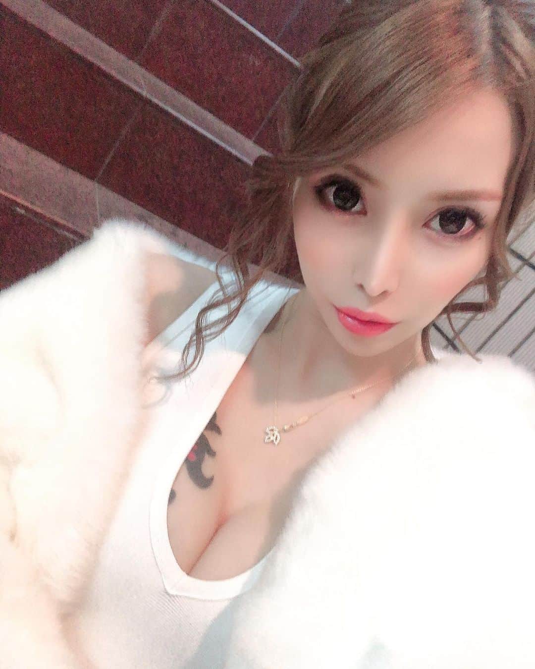 高橋沙弥華のインスタグラム：「顔シュッとした気がする🥺  気のせい？😂 カメラの設定変えてない🙆❤ #寒すぎる #インフルエンザ #インフルエンザ予防接種 #完了 #エンジェルアール #angelr #ドレス #ホワイトコーデ #white #ふわふわ #フェイクファー」