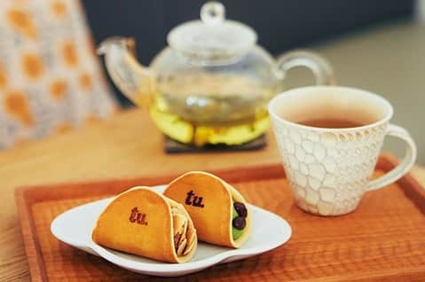 のインスタグラム：「京都「tubara cafe」は、本物のあんのおいしさを知り、和菓子のある生活のよさに気づくきっかけになればと、京菓子の老舗「鶴屋𠮷信」が、2019年2月に本店の隣で始めたカフェ。﻿ 近所のおばあちゃんが庭先で休んでいくようなオープンな場所にしたかったという店は、白い空間に絵本などが並びゆったりと過ごせます。﻿ ﻿ コーヒーや紅茶とも相性がいいように、マスカルポーネチーズなど洋の素材を取り入れるなど、オリジナリティあふれる和洋折衷のスイーツはすべて作りたて。﻿ 思いがけないあんのおいしさに出会えそう。﻿ ﻿ --------------------﻿ ﻿ 「tubara cafe」については発売中の#ことりっぷマガジン vol.23 で紹介しています。﻿ ﻿ 今号のテーマは「あたらしい京都」﻿ ﻿ あたらしい年の最初の旅提案として、伝統と新しさが混在するあたらしい京都へと誘います。﻿ 寒い冬だからこそ、繊細な味わいを敏感に感じることができ、いつもの風景もしゃきっと背筋を正せば違った景色や表情に気づくはずです。﻿ 京都らしい凛とした冬の旅を様々な切り口で特集しました。﻿ ﻿ --------------------﻿ ﻿ #ことりっぷ#ことりっぷweb#旅行#trip#kyoto#あたらしい京都﻿ #tubaracafe#ツバラカフェ#京都#京都カフェ#和菓子#あんこ﻿ #visitjapan #japantrip #japantravel#ig_japan」