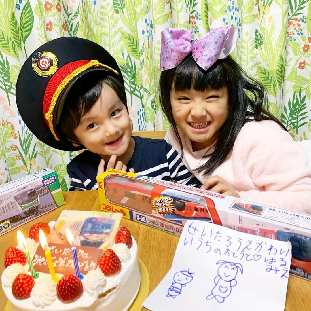 山口尚美のインスタグラム：「✨🎉Happy Birthday 星太郎🎂✨ もう3歳🚃🚃🚃❣️ 今日は鉄道博物館にラーメン唐揚げプラレールの恐らく星太郎史上最高の日になりました🌈㊗️✨ ここまで来たら脱鉄せず、 立派な電車男に育ってね😭❣️🚞🛤🚉✨」