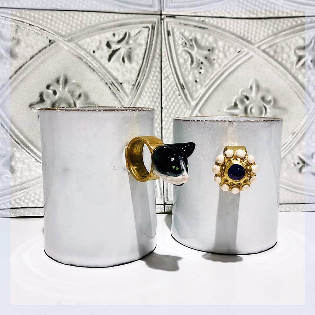 VOGUE GIRL JAPANさんのインスタグラム写真 - (VOGUE GIRL JAPANInstagram)「【本日のご褒美】おとぎ話の宝物のようにユニークな指輪のカップたち💍Made in Parisの陶器ブランド「アスティエ・ド・ヴィラット」が、フランス人アーティスト、セレーナ・キャロンヌとコラボレーション。デザイナーの飼い猫などパーソナルなモチーフがお目立ち✨この冬は美しいカップで優雅なティータイムはいかが？ . 指輪カップ 左から￥40,500、37,000／SERENA CARONE×ASTIER DE VILLATTE（エイチピー デコ） エイチピー デコ 03-3406-0313 . #本日のご褒美 #土曜日はおうちタイムの日 #chillsaturday #todayslittlehappiness #VOGUEGIRLエディターのお気に入り #アスティエドヴィラット #astierdevillatte #アスティエ #hpdeco #エイチピーデコ #マグカップ #指輪カップ」12月7日 21時35分 - voguegirljapan