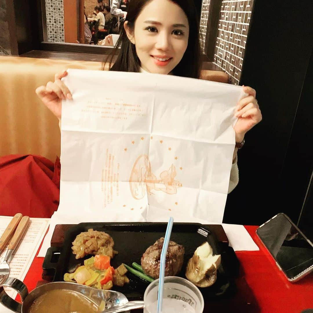 鈴木涼美さんのインスタグラム写真 - (鈴木涼美Instagram)「崎陽軒、サンマーメンにつぐ横浜のソウルフード。横浜といえば私が夜の青春を過ごした街ですが、当時悪いことを全部教えてくれた1人である不良のおにーさんが車買い替えたらしくてご飯連れてってくれたよ♡でも寒いからおっぱいの谷間出さない服着て行ったら怒られたよ！おっぱい以外の私の価値は何処へ。 #yokohama #yokohamahummerherd #bayarea #hungrytiger #横浜　#横浜ハンマーヘッド #横浜デート #ハングリータイガー」12月7日 21時42分 - suzumisuzuki