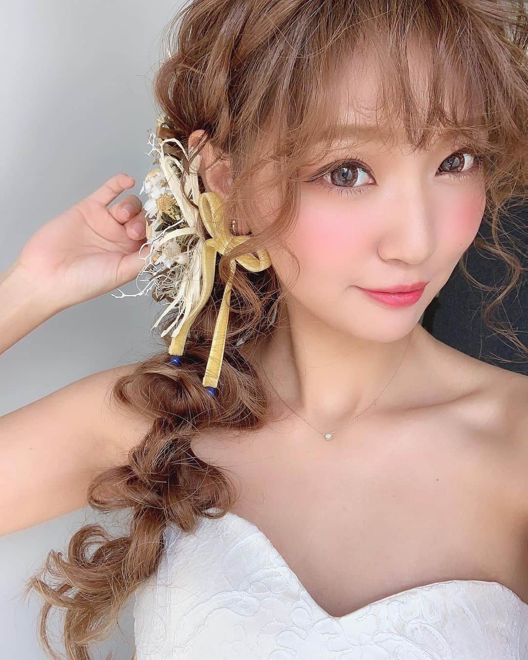 いっちゃん/嶋津 いつみのインスタグラム：「. . 編みおろし会⭐副会長ちぃさんの 編みおろし🤗🌈✨ . . . . サイド寄せの編みおろしやと 前からと横からの可愛さが 100倍増しよね🤔❤️ . . . . . . 公私共に仲良くしてもらってる ちぃさんには 絶大なる信頼と安心感しかない✌🏻🎉w . . 喜んで頭差し出すし←w ホンマにセンスの塊やと思ってる😀♥️ . . . . . . ほんでもってこの飾りも ちぃさん手作りとか…もはやただの天才👀💨 . . . この飾りめっちゃめちゃかわいかった😭💓 . . . . .  #関西  #関西サロモ  #サロンモデル #サロモ #いっちゃん  #フリーモデル #関西モデル  #あざといっちゃん #かわいっちゃん #いっちゃんコーデ #ブライダルモデル #アレンジモデル #ヘアカラー  #ヘアアレンジ #ootd #編みおろし会  #編みおろし会モデル #編みおろし会コンテスト  #ブライダル #ウェディング #ウェディングドレス . .」