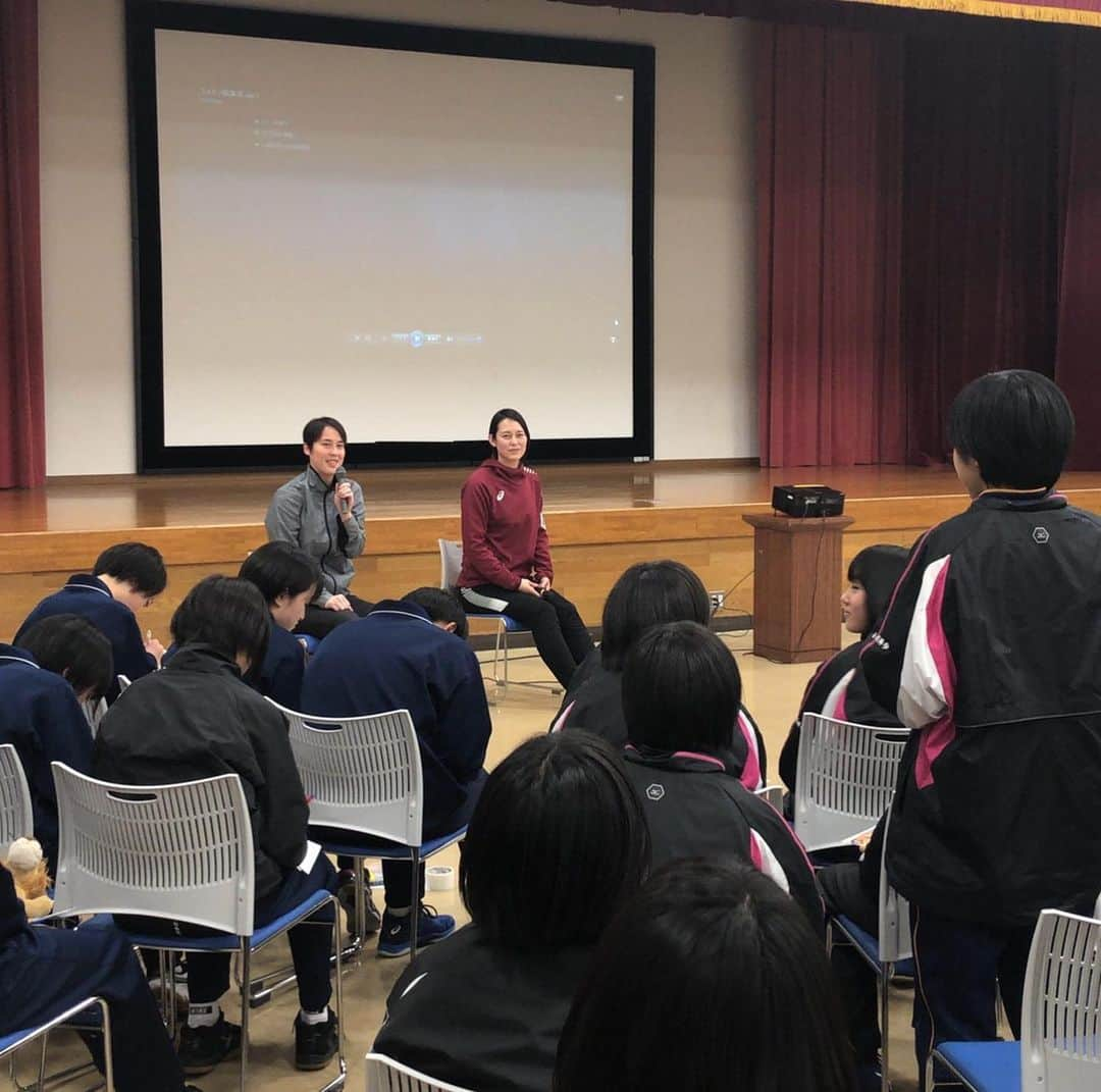 大山加奈さんのインスタグラム写真 - (大山加奈Instagram)「. . 本日は岩手県滝沢市にて バレー教室に講演会に指導者交流会と 盛りだくさんな1日でした‼︎‼︎ . . バレー教室は盛岡大学で 講演、交流、宿泊は 岩手山青少年交流の家で お世話になっています‼︎ . . 元気で一生懸命な中学生たちと 濃くて楽しい充実した時間を 過ごすことができました‼︎‼︎‼︎ . . みんなの楽しそうな顔をみるのが 本当に幸せです☺️💓 . . わたしは明日朝早くに 岩手を発ってしまいますが みんなは明日の午前中も みきとのバレー教室‼︎ 明日の午前中も実りある時間に なりますように🍀 . . 参加してくれたみんな 関係者のみなさま ありがとうございました😊‼︎ . . #体験の風をおこそう #国立岩手山青少年交流の家 #盛岡大学 #バレーボール教室 #講演会 #指導者交流会」12月7日 21時43分 - kanaoyama0619