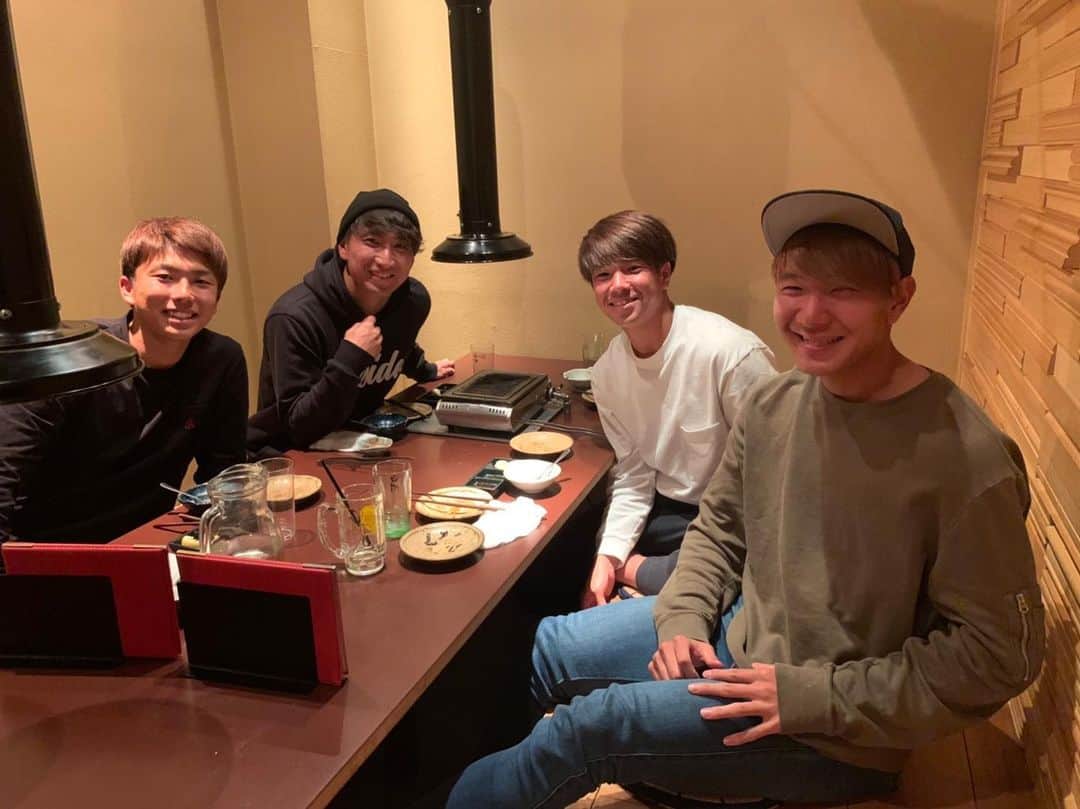 のインスタグラム：「若手とわたくし。  先日… 若手3人と夜飯に行きました^_^  直属の後輩が 焼肉行きたい…焼肉行きたいと笑 鬼のアピールしてきたので笑  残りの2人は… おまけですね笑  3人とも喜んでくれたのでよかった^ ^  慕われてる風な写真載せときます笑  #武岡優斗 #荒木翔 #森晃太 #中山陸 #ventforet #ventforetkofu #dinner #YAKINIKU #delicious #goodtimes #funtimes #awesome #現場からは以上です🙏」