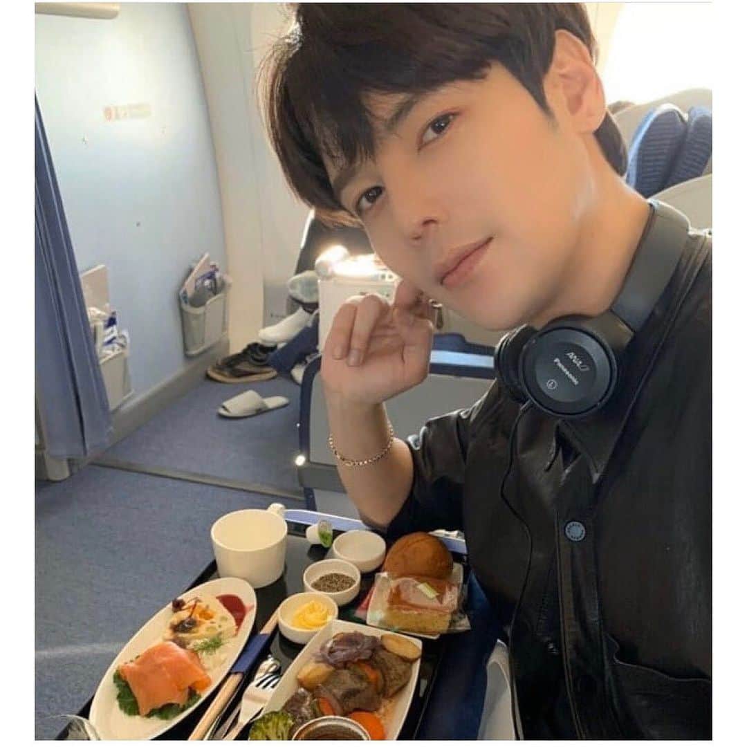 ジヒョク のインスタグラム：「보고싶어서 왔고, 봤으니 갑니다 !!! 건강하게 감기걸리지말고 !! 크리스마스때 만나요 ^^」