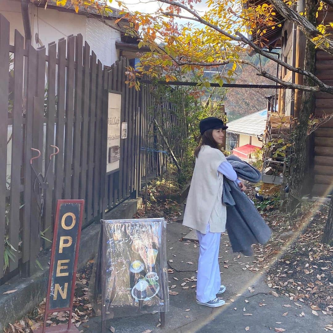 中瀬古ゆきなさんのインスタグラム写真 - (中瀬古ゆきなInstagram)「今日から熊本にきてます🐻🧡 ・ 阿蘇市を拠点に動いているのですが、 今回は事前にリサーチしていた可愛いカフェや こだわりが詰まったお店に行きます🥰 去年も同じ時期に訪問させていただき、 大好きになった熊本にまた来られて嬉しい💕 ・ 📷の"あるくカフェ"は、 行ってみたかった場所のひとつ。✨ ジャージー牛乳を使ったカフェラテや、 見た目も華やか味も抜群に美味しいスイーツを たべておやつタイムを過ごしました😊✨ ・ #阿蘇カフェ #あるくカフェ #cafe #photo #女子旅in阿蘇」12月7日 21時52分 - yuch1129