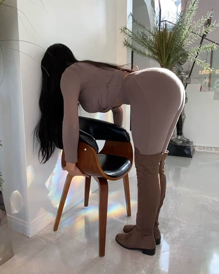 ジェイソン・デルーロのインスタグラム：「Have u tried this yet? 😂 #chairchallenge Apparently it’s IMPOSSIBLE for men to do it. me & @jailyneojeda just tried it!」