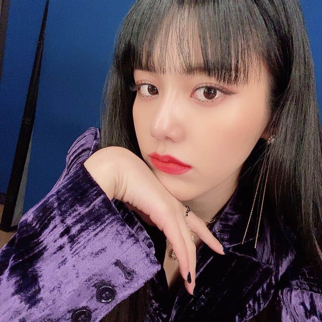 ヘジョンのインスタグラム：「갑자기 앞머리 ㅎㅎ 다들 좋아해줘서 고마워🥰 내일 막방도 화이팅!! 오늘 엘비스 엔젤 봉 최고 감동이야👍🏻💜」