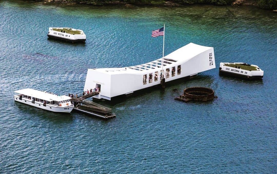 レイ・アレンのインスタグラム：「On this date in history, December 7th, the Japanese led a secret attack into Pearl Harbor sinking 4 battleships and killing 2,403 Americans. This led to the United States formal entry into World War 2.  8 battleships were damaged but the USS Arizona was the only ship that was never raised from the sea. #ussarizona #americanhistory #pearlharbor #adaywhichwillliveininfamy #748am #hawaii」