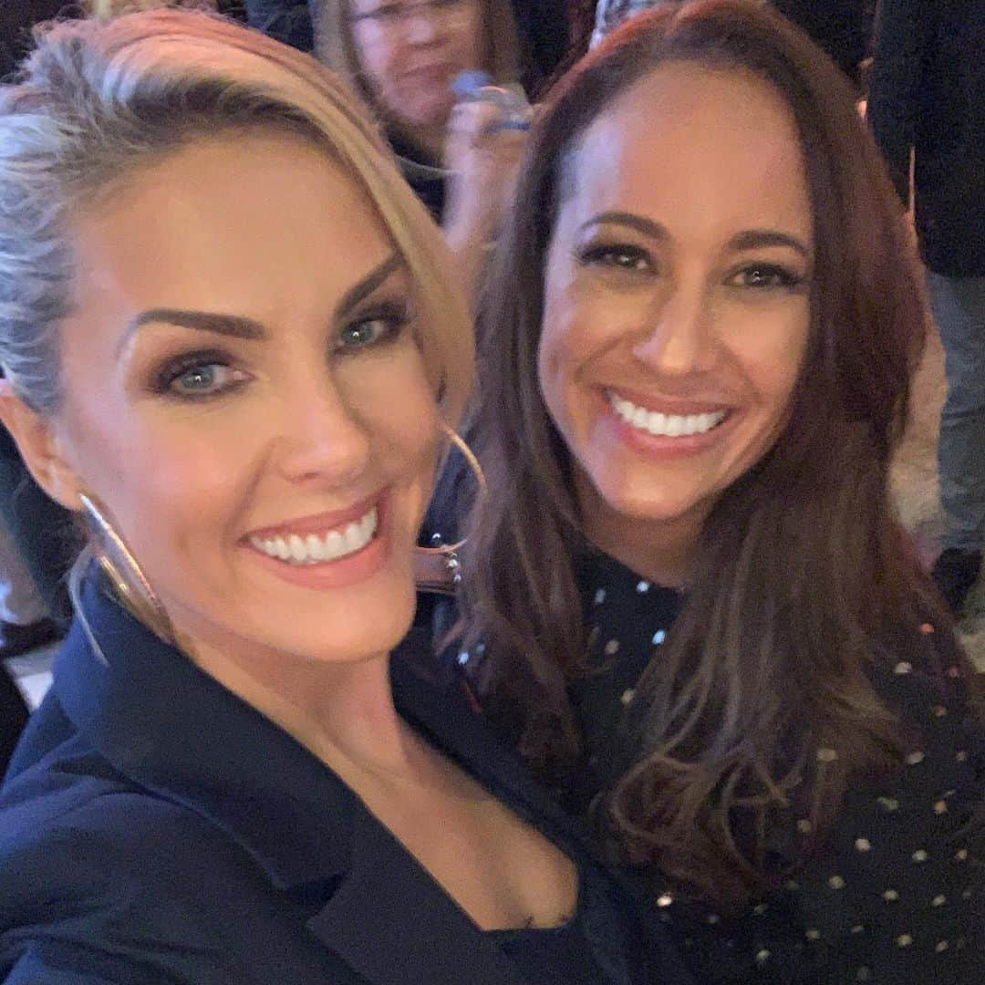 Ana Hickmannさんのインスタグラム写真 - (Ana HickmannInstagram)「@renataalves_oficial FELIZ ANIVERSÁRIO !!!!!! Amiga linda, poderosa, camaleoa ❤️❤️❤️ parabéns !!! Muito amor, alegria, sucesso e tudo de bom que este mundo pode te dar🎂🎂👏🏻👏🏻🥂🥂」12月8日 3時23分 - ahickmann