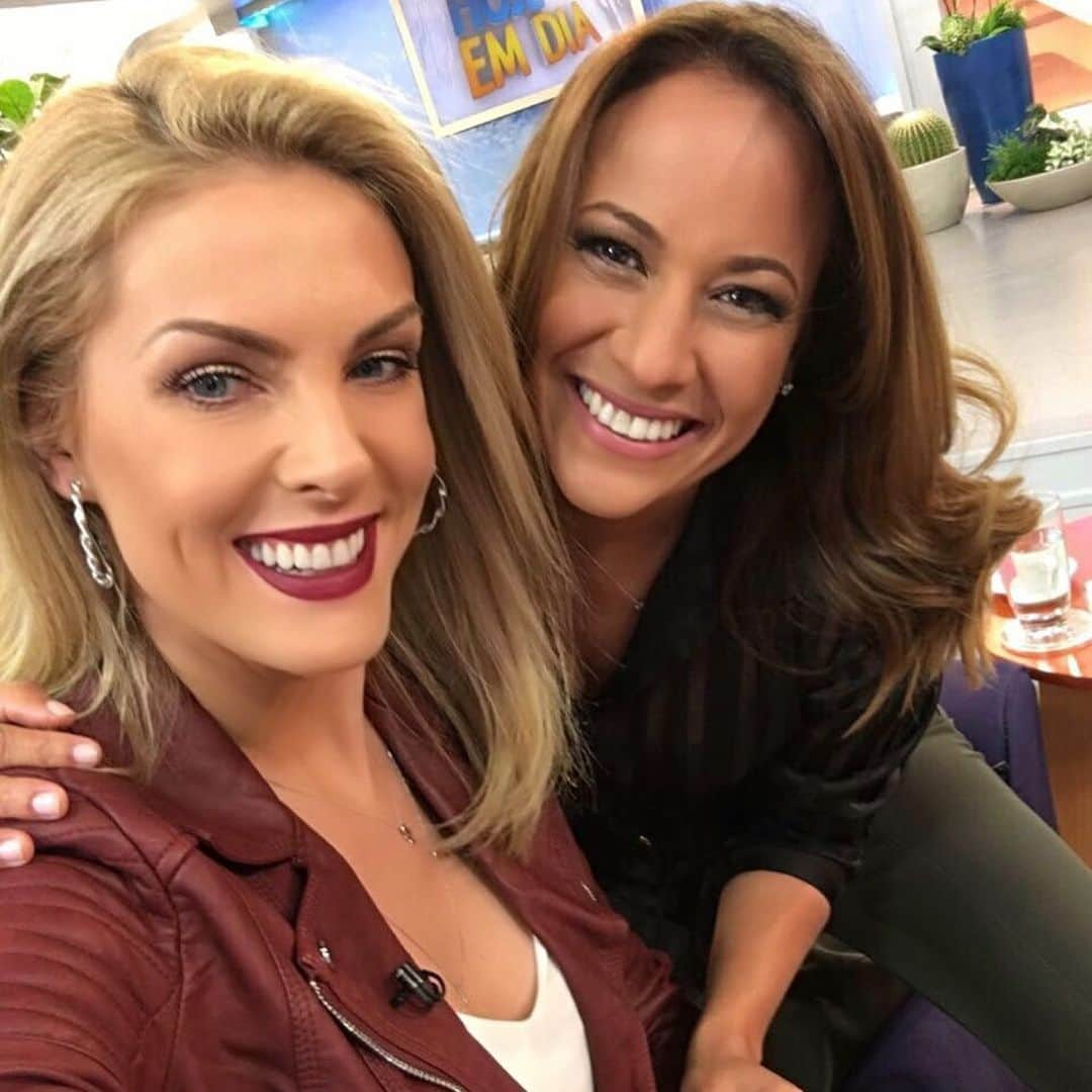 Ana Hickmannさんのインスタグラム写真 - (Ana HickmannInstagram)「@renataalves_oficial FELIZ ANIVERSÁRIO !!!!!! Amiga linda, poderosa, camaleoa ❤️❤️❤️ parabéns !!! Muito amor, alegria, sucesso e tudo de bom que este mundo pode te dar🎂🎂👏🏻👏🏻🥂🥂」12月8日 3時23分 - ahickmann