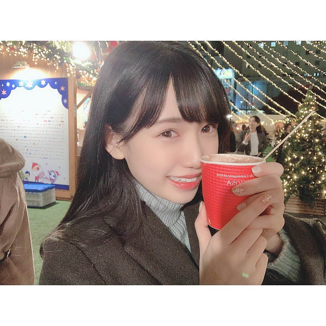 運上弘菜さんのインスタグラム写真 - (運上弘菜Instagram)「. . この前お仕事終わりクリスマスマーケット寄ってきたよ 天神のクリスマスマーケットが好きです  たま〜〜〜〜〜にネイルするんですが載せたことなかったので載せてみます 爪を見るだけで毎日頑張る気持ちが1ミリはアップする ネイルの力は偉大です . . . #christmasmarket #クリスマスマーケット  #ジェルネイル #可愛い #伸びないで欲しい #オフしに行くのが面倒　#でも可愛い」12月7日 22時03分 - nappi_0809