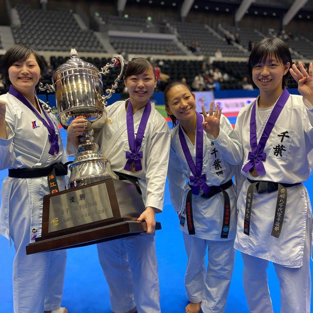 植草歩さんのインスタグラム写真 - (植草歩Instagram)「全日本選手権を団体で初優勝🏆した 大学4年の時から… 5回目の優勝そして4連覇🥇🥇🥇🥇 歴代の千葉県チームの みんなで繋いでこれたこの連覇💓🌈 最高に嬉しいです( *˙ ˙* )🌼*･ 今年の試合も明日で最後！！！ 楽しんで勝ちに行きます🙌🏻🙌🏻🙌🏻」12月7日 22時05分 - ayayumin0725