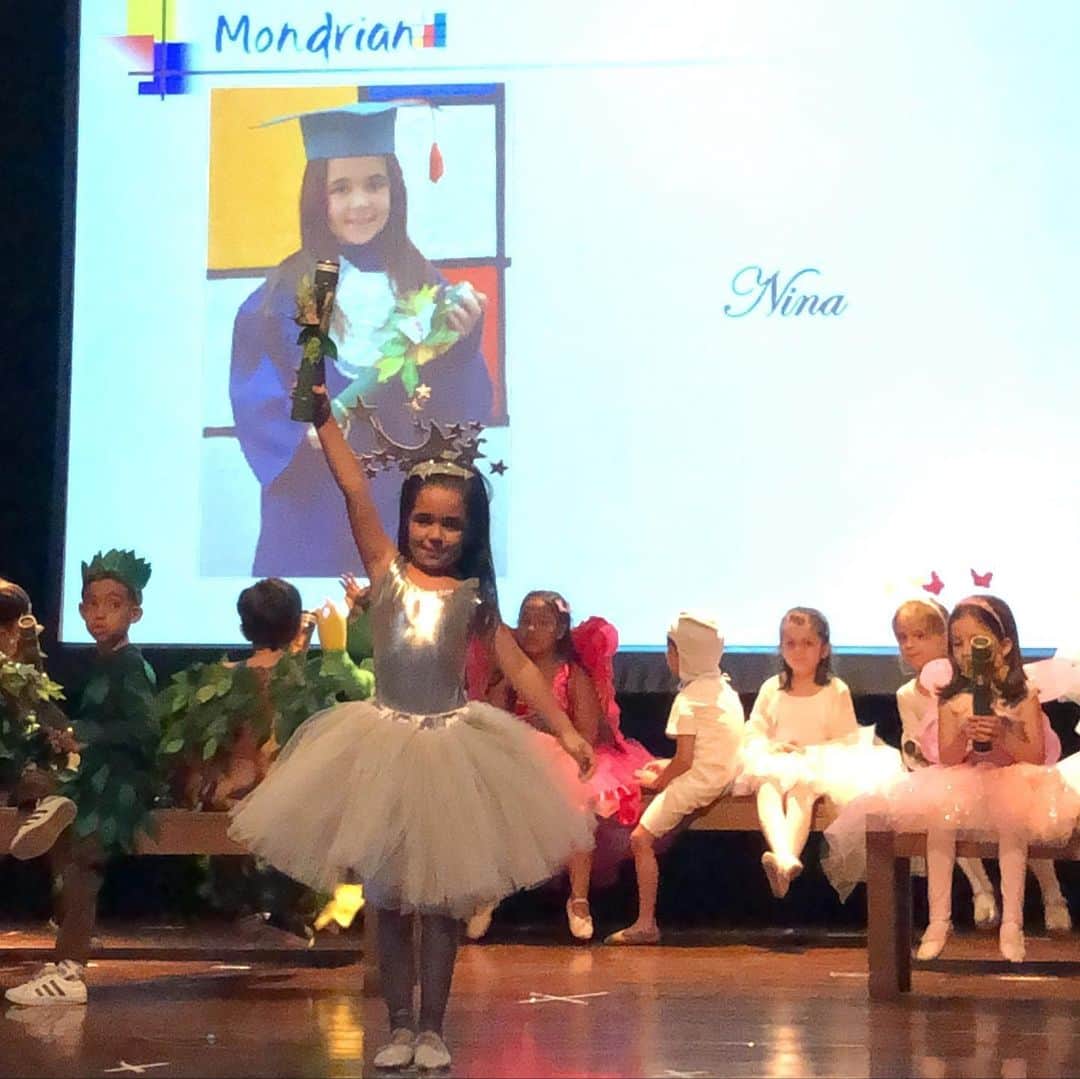 ウィリアム・アルジョナのインスタグラム：「Ela se formou! Minha pequena Nina está saindo da educação infantil. Que venham os novos desafios! Ontem foi aquele dia que eu pensei: realmente tudo vale a pena. Todo o esforço, toda dedicação, tudo o que faço na minha vida, faz sentido. Eu vivo para meus filhos. O choro de emoção ao ver minha filha em cima do palco, se apresentado sozinha para um auditório lotado, e sendo aplaudida, foi ápice do orgulho de um pai babão. Realmente a vida faz sentido. Parabéns minha filha! E que o papai do céu te proteja em toda sua trajetória de vida, e eu possa estar sentado e chorando ao ver seu êxito por muitos e muitos anos. #minhafilhaformou #educacao #infantil #escolamondrian」