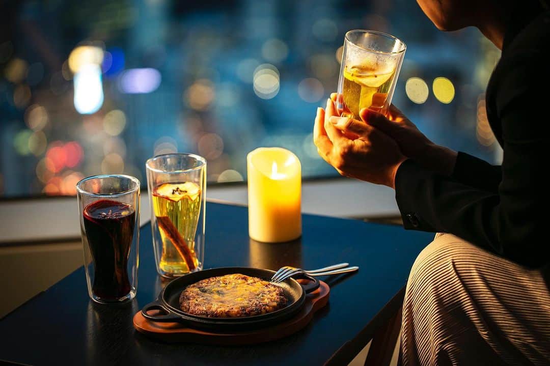 Andaz Tokyo アンダーズ 東京さんのインスタグラム写真 - (Andaz Tokyo アンダーズ 東京Instagram)「Take in the best winter views of Tokyo with our Hot at the Top special at Rooftop Bar 🌙  Perfect for couples, keep warm under our heated blankets as you enjoy a hot cocktail each and a hot snack to share 🍷Happening until Dec 31, see our stories more details 🌟 :: 夜景が最も美しく輝く季節、ルーフトップ バーで温かいカクテルとホットスナックのセットをお楽しみいただく「ホットアットザトップ」はいかがですか？ホットブランケットもご用意してお待ちしています。詳しくはストーリーズをご覧下さい🍷  #andazrooftopbar #hotcocktails #hotwine #ルーフトップバー #ホットカクテル #ホットワイン #夜景好きな人と繋がりたい」12月7日 22時09分 - andaztokyo