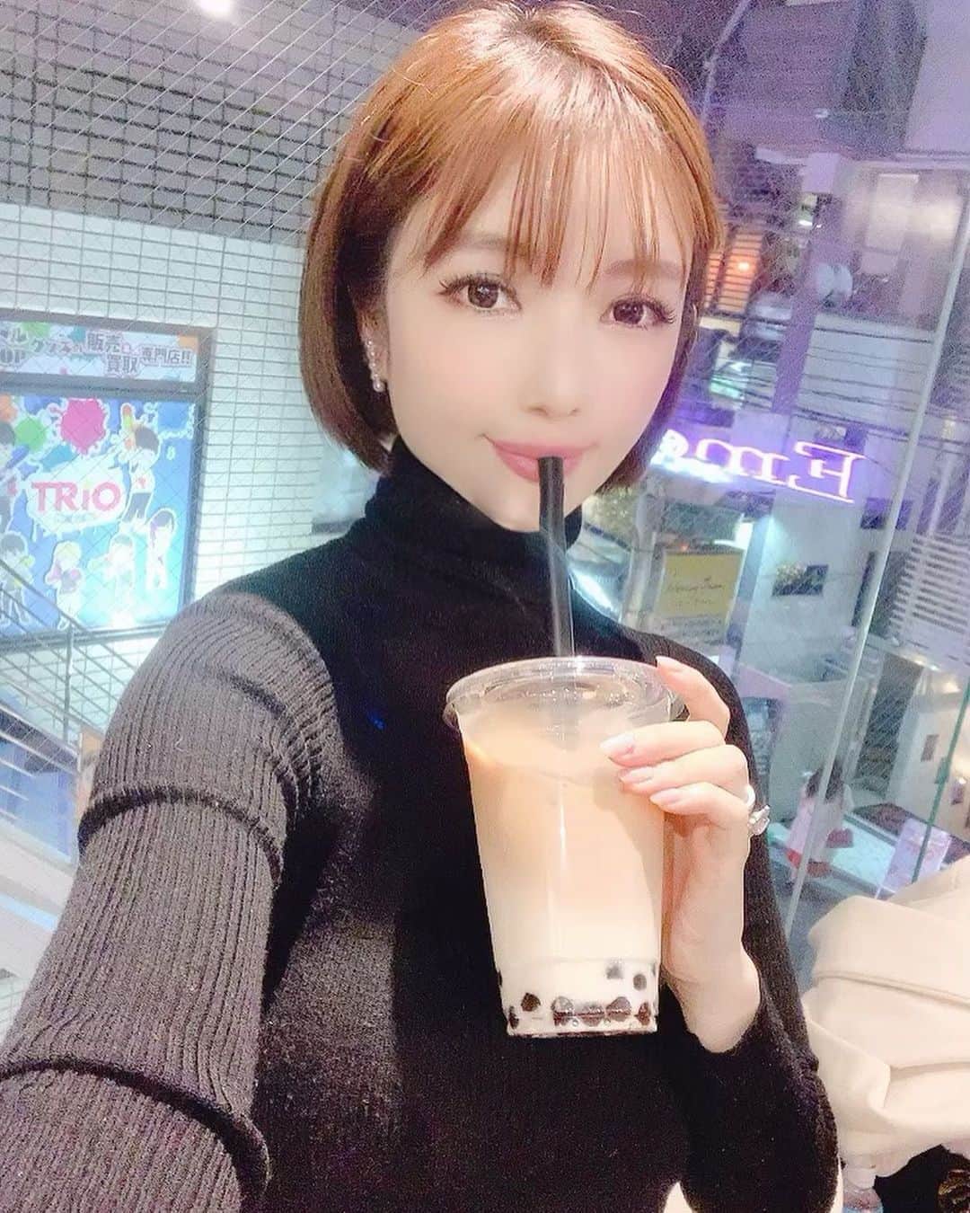のインスタグラム：「@mipigcafe の並びに 素敵なカフェが💖 - @harajuku201cafe  子供嬉しい可愛いお部屋💓 ここ、居心地良すぎて✨ タピオカも美味しい💓 - 子豚カフェからの原宿201カフェのコース最高✨✨✨ - #カフェめぐり　#オススメカフェ　#cafe #tapioca #recommendation」