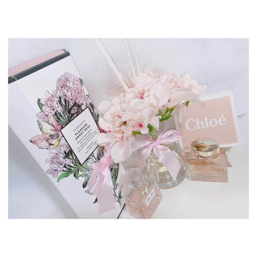のインスタグラム：「いい匂いかつ可愛いって最強だよね💐💐💐💖﻿ ﻿ ﻿ #francsfrancs #ディフューザー#いい匂い#香り#花#flower#香水#Dior#Chloé#インテリア#インテリア雑貨#myroom#お部屋#pink#ピンク#リボン#可愛い#cute#fragrance」