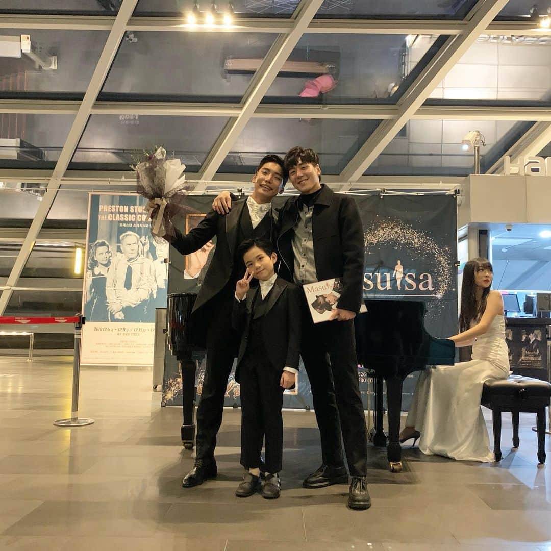 シンバのインスタグラム：「내 마술사 @hojin_yu  내 아역배우 @junhee1116 마술이 아닌 마법을 보여준 유호진마술사 사랑한다 쫘식아 #유호진마술사」