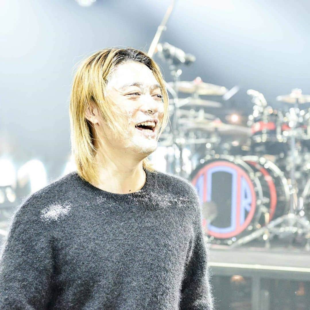 ONE OK ROCK WORLDさんのインスタグラム写真 - (ONE OK ROCK WORLDInstagram)「2019.12.07  ONE  OK ROCK leader Toru's 31 year-old birthday  _ @toru_10969  皆さんありがとうございます。31歳も楽しくなりそうです。  Thank you everyone. Looks like being 31 is also gonna be fun!  _ @10969taka  少し早めに！ おめでとう🎉TORU！ いつもありがとうな！ これからもよろしく！ @toru_10969  It’s a little early! Happy b-day🎉 TORU! Thanks always! You're a great bandmate!  @toru_10969  はっぴーばーすでー！ 31歳！これからもよろしくね！ 一緒にさらに高みを目指しましょう！ @toru_10969  Happy BIR-TH-DAY! 31 years old! Looking forward to many more years together! Let's aim for the top together!  @ toru_1096  _ @tomo_10969  とーる誕生日おめでとう🎊🤣 そしていつもありがとう✨🕊 31歳も思いっきり楽しんで😎  #happybirthday #顔面ケーキ  Happy birthday Toru🎊🤣 And, thank you for everything ✨🕊 Enjoy being 31 years old to the fullest! 😎  #happybirthday #face cake  _ @ryota_0809  Toru誕生日おめでとう！！！🎂🎂🍰⭐️ いつもありがとう&これから先もOne ok rockのリーダーとしてたのむで🤝 今年、来年はお互い限界が来るまで髪伸ばそ笑  Happy birthday Toru! ! ! 🎂🎂🍰⭐️ Thank you for everything & as always please take care of One ok rock as our leader🤝 This year, next year, let's grow our hair out till we reach our limit (LOL)」12月7日 22時22分 - oneokrockworld