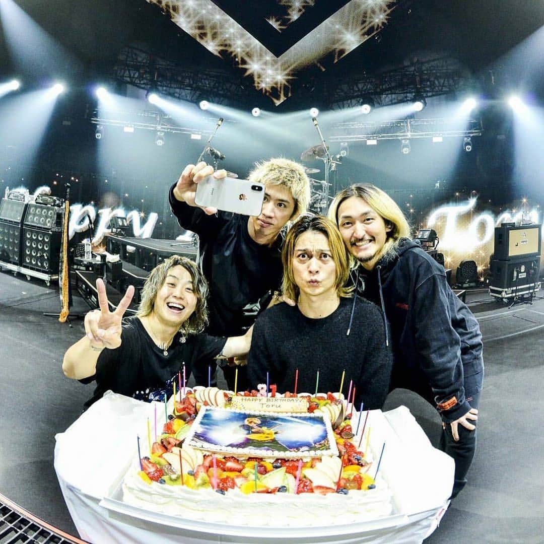 ONE OK ROCK WORLDさんのインスタグラム写真 - (ONE OK ROCK WORLDInstagram)「2019.12.07  ONE  OK ROCK leader Toru's 31 year-old birthday  _ @toru_10969  皆さんありがとうございます。31歳も楽しくなりそうです。  Thank you everyone. Looks like being 31 is also gonna be fun!  _ @10969taka  少し早めに！ おめでとう🎉TORU！ いつもありがとうな！ これからもよろしく！ @toru_10969  It’s a little early! Happy b-day🎉 TORU! Thanks always! You're a great bandmate!  @toru_10969  はっぴーばーすでー！ 31歳！これからもよろしくね！ 一緒にさらに高みを目指しましょう！ @toru_10969  Happy BIR-TH-DAY! 31 years old! Looking forward to many more years together! Let's aim for the top together!  @ toru_1096  _ @tomo_10969  とーる誕生日おめでとう🎊🤣 そしていつもありがとう✨🕊 31歳も思いっきり楽しんで😎  #happybirthday #顔面ケーキ  Happy birthday Toru🎊🤣 And, thank you for everything ✨🕊 Enjoy being 31 years old to the fullest! 😎  #happybirthday #face cake  _ @ryota_0809  Toru誕生日おめでとう！！！🎂🎂🍰⭐️ いつもありがとう&これから先もOne ok rockのリーダーとしてたのむで🤝 今年、来年はお互い限界が来るまで髪伸ばそ笑  Happy birthday Toru! ! ! 🎂🎂🍰⭐️ Thank you for everything & as always please take care of One ok rock as our leader🤝 This year, next year, let's grow our hair out till we reach our limit (LOL)」12月7日 22時22分 - oneokrockworld