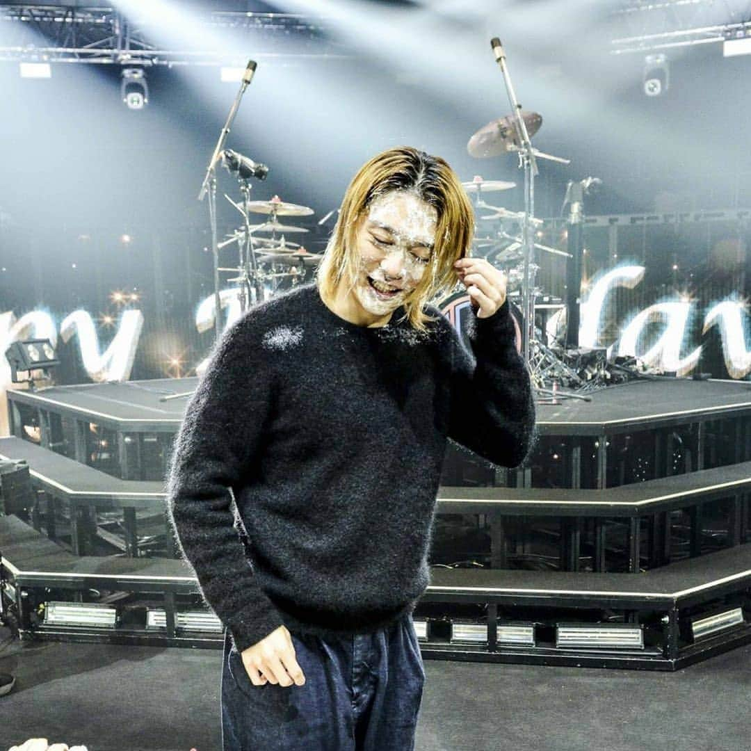 ONE OK ROCK WORLDさんのインスタグラム写真 - (ONE OK ROCK WORLDInstagram)「2019.12.07  ONE  OK ROCK leader Toru's 31 year-old birthday  _ @toru_10969  皆さんありがとうございます。31歳も楽しくなりそうです。  Thank you everyone. Looks like being 31 is also gonna be fun!  _ @10969taka  少し早めに！ おめでとう🎉TORU！ いつもありがとうな！ これからもよろしく！ @toru_10969  It’s a little early! Happy b-day🎉 TORU! Thanks always! You're a great bandmate!  @toru_10969  はっぴーばーすでー！ 31歳！これからもよろしくね！ 一緒にさらに高みを目指しましょう！ @toru_10969  Happy BIR-TH-DAY! 31 years old! Looking forward to many more years together! Let's aim for the top together!  @ toru_1096  _ @tomo_10969  とーる誕生日おめでとう🎊🤣 そしていつもありがとう✨🕊 31歳も思いっきり楽しんで😎  #happybirthday #顔面ケーキ  Happy birthday Toru🎊🤣 And, thank you for everything ✨🕊 Enjoy being 31 years old to the fullest! 😎  #happybirthday #face cake  _ @ryota_0809  Toru誕生日おめでとう！！！🎂🎂🍰⭐️ いつもありがとう&これから先もOne ok rockのリーダーとしてたのむで🤝 今年、来年はお互い限界が来るまで髪伸ばそ笑  Happy birthday Toru! ! ! 🎂🎂🍰⭐️ Thank you for everything & as always please take care of One ok rock as our leader🤝 This year, next year, let's grow our hair out till we reach our limit (LOL)」12月7日 22時22分 - oneokrockworld