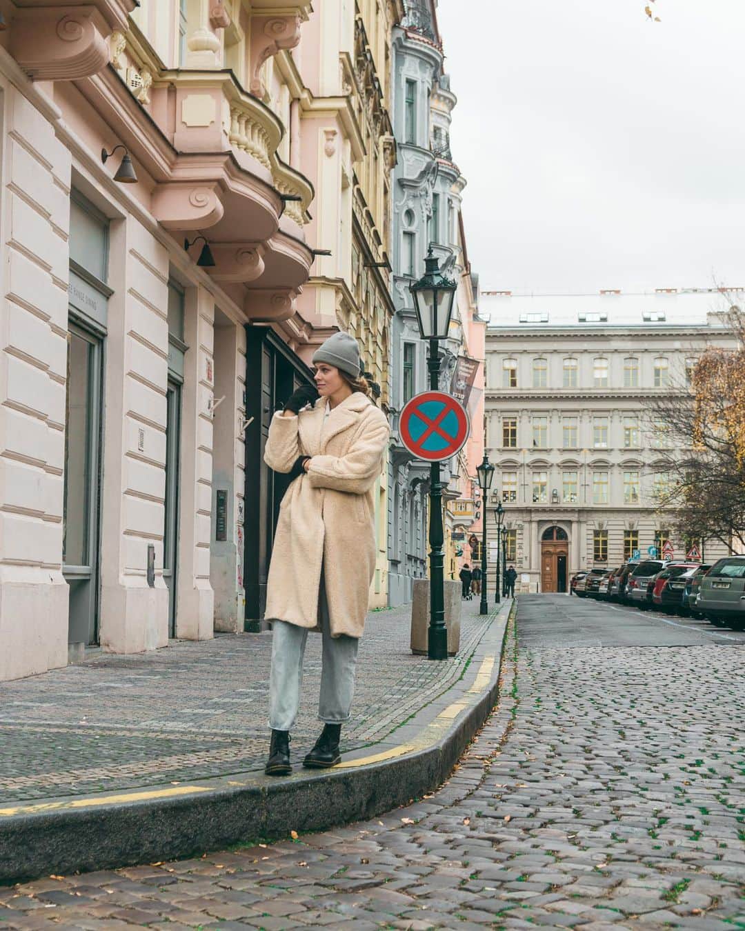 ケルシー・ロビンソンのインスタグラム：「Forever dreaming of these pretty buildings and cobblestone streets while actually baking cookies and watching volleyball 🤓✌🏼」