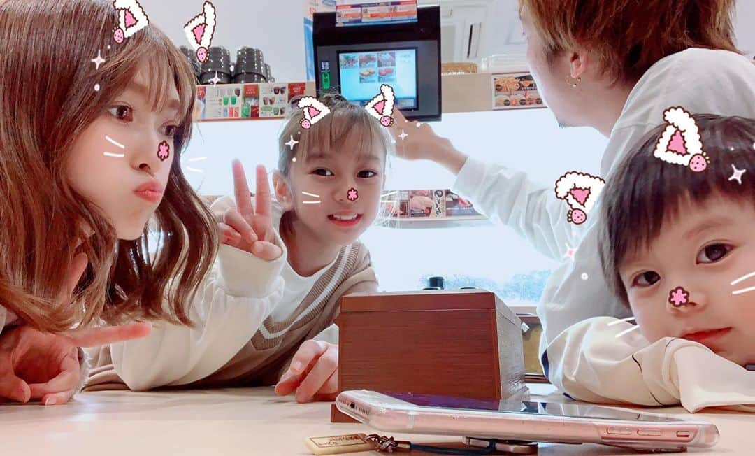 町田亜里香のインスタグラム：「#ヒロアカ のために、 #はま寿司 行ってきたよ🥺 第一弾に続き第二弾もコンプ。 まぁ、クリアファイルの 使い道はないんだけどな😭⭐︎ しかし、タッチパネルや店内放送が流れるたびに じゅきあが大興奮😳❤️ この前はじゅきあ緑谷パーカーを着ていきました🙆‍♀️✨❤︎ 可愛すぎる♡ ジュースLサイズ330円🥤笑 . . #僕のヒーローアカデミア  #ヒロアカ #お寿司  #家族写真 #外食 #回転寿司  #アニメ好き #爆豪勝己」