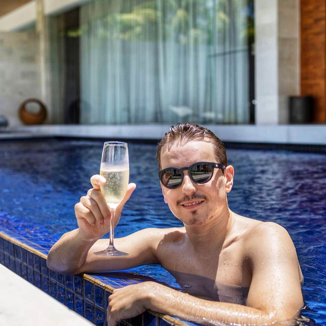 ホルヘ・ロレンソさんのインスタグラム写真 - (ホルヘ・ロレンソInstagram)「#cheers🥂 For all these wonderful years and for all that we have left to enjoy! Much love to all, Jorge. #grateful🙏 #baliindonesia #cheers #brindis #vivalavida #swimmingpool #balipool #balipoolvilla」12月7日 22時41分 - jorgelorenzo99