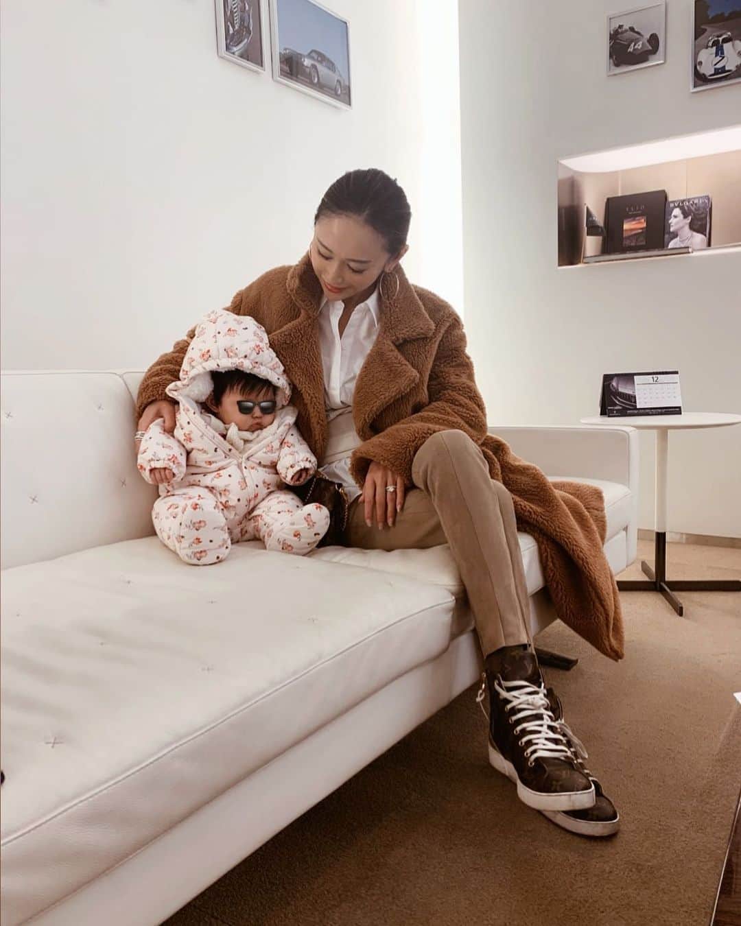 asami0510のインスタグラム：「2人でポカポカコート🥰🥰 赤ちゃんのダウン姿可愛すぎる💘 #ootd #fashion #coordinate #babyfashion #4month #生後4ヶ月　#ママコーデ」