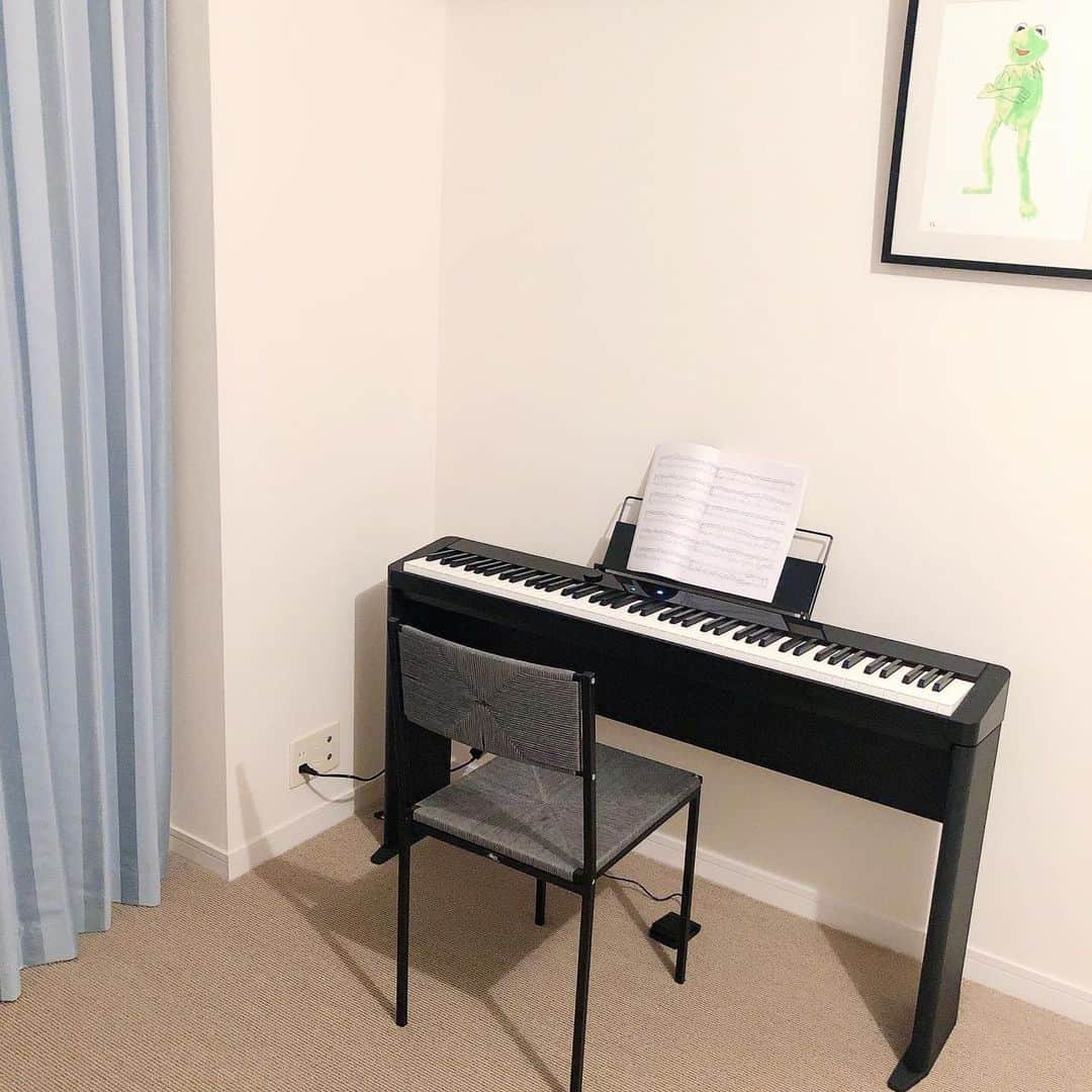 山脇道子のインスタグラム：「子供の頃ずっと習っていたピアノ🎹 息子に弾いてあげたいなとおもって 子供部屋に置いてみました🐥  #CASIO の #Privia はスリムで カッコイイので気に入っています😋  デモ演奏が35曲もあるのもいい👍  生演奏を聴いてる気分で楽しんでます😴💫💫💫 . #カシオ #デジタルピアノ @casiomusicglobal」