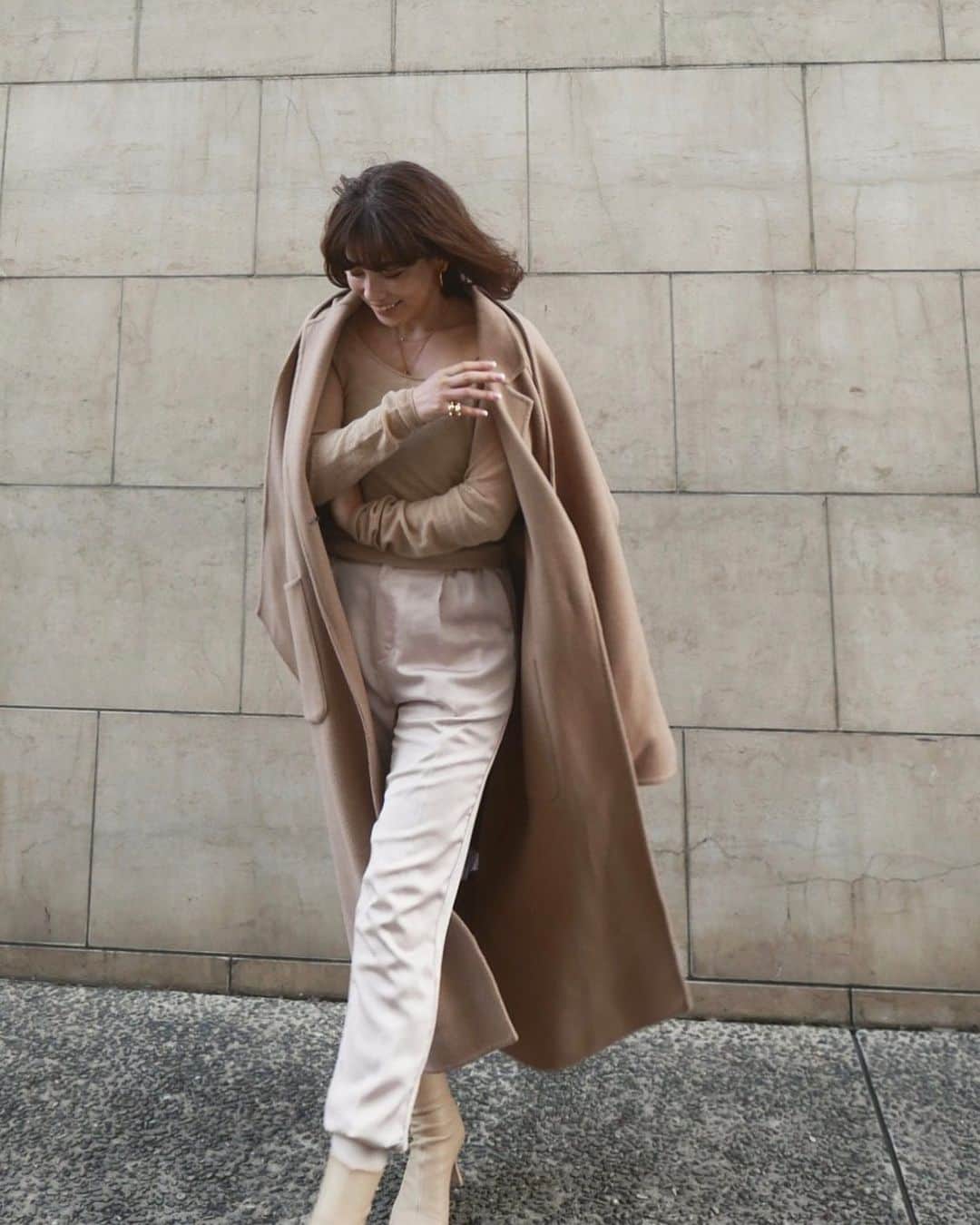 JUNNAのインスタグラム：「ルミネ新宿店、本日は足元の悪い中 沢山の方にお越しいただき ありがとうございました☺️ 春の先行ご予約今日はリネンパンツが人気NO.1でした。  私自身2色買いした程の自信作💪  皆さまにも気に入っていただけて嬉しかったです😌  先行ご予約オンラインストアと新宿店は いよいよ明日が最終日！！ お買い逃しなく💪  そして、来週末は大阪店でお待ちしております❤️ ・ ・ tops/ #オープンバックシースルーニット 12月12日発売 outer/ #リバーストールロングコート　販売終了 pants/ #サテンイージーパンツ 12月12日発売 #etretokyo #2019ETREaw#リバーロングストールコート」