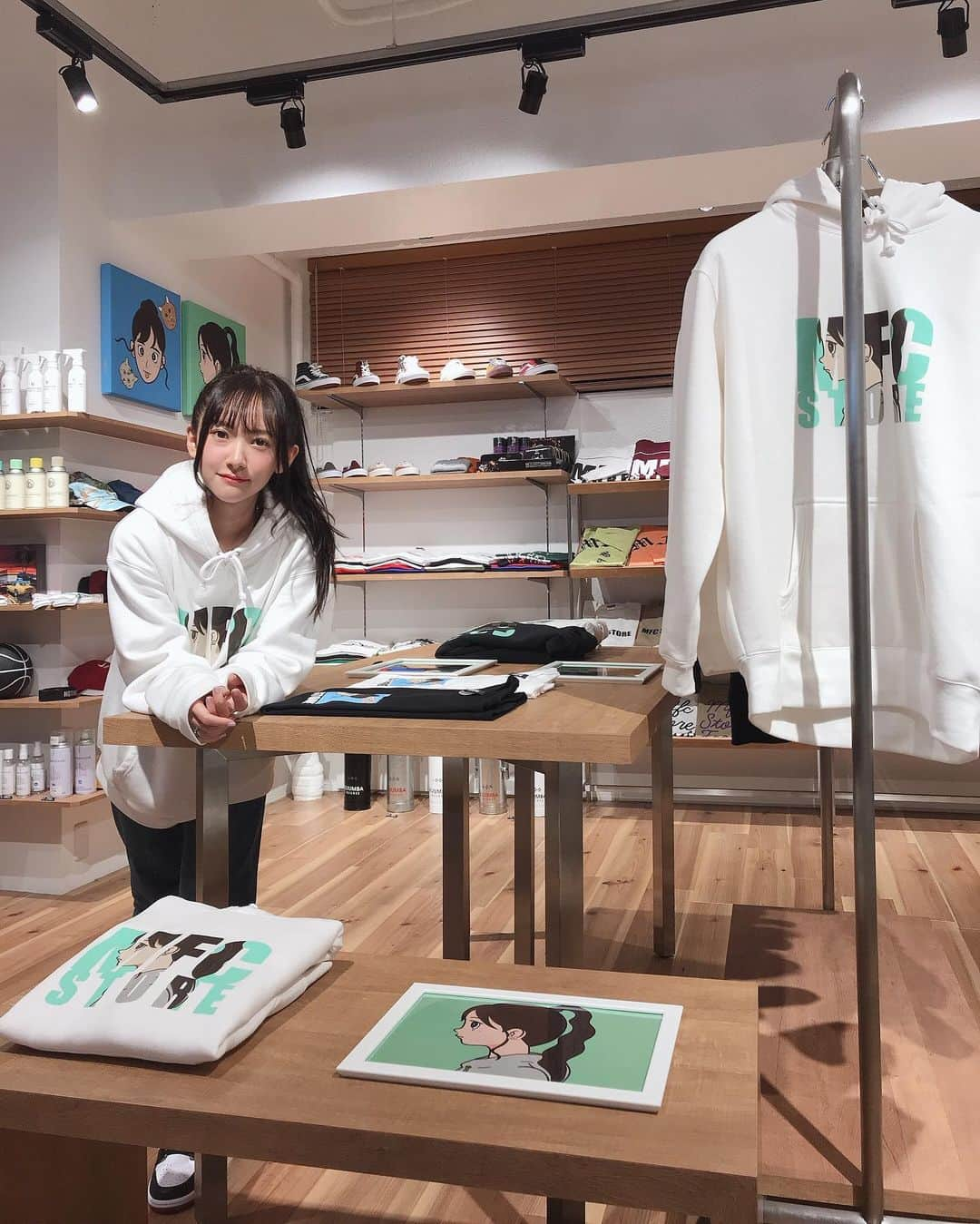 粟津麻依さんのインスタグラム写真 - (粟津麻依Instagram)「MFC STORE × あわつまい × ハシヅメユウヤ 通販スタートしました！ パーカーとTシャツ共に、大きめな作りなので普段のサイズorワンサイズ小さめで良さそう 女の子はもちろん似合うし、男性にもハマる 絵が人気！！！ って感じです🤤🙏🏻💓 . ⚠️⚠️限定販売なので絶対にこの機会に買ってね⚠️⚠️ こちらから予約できます▶︎【@mfc_store_outfit 】 . 今日はうさちゃんコートって勝手に呼んでるEXAMPLEのもふもふでした 🐰」12月7日 22時51分 - awatsumai