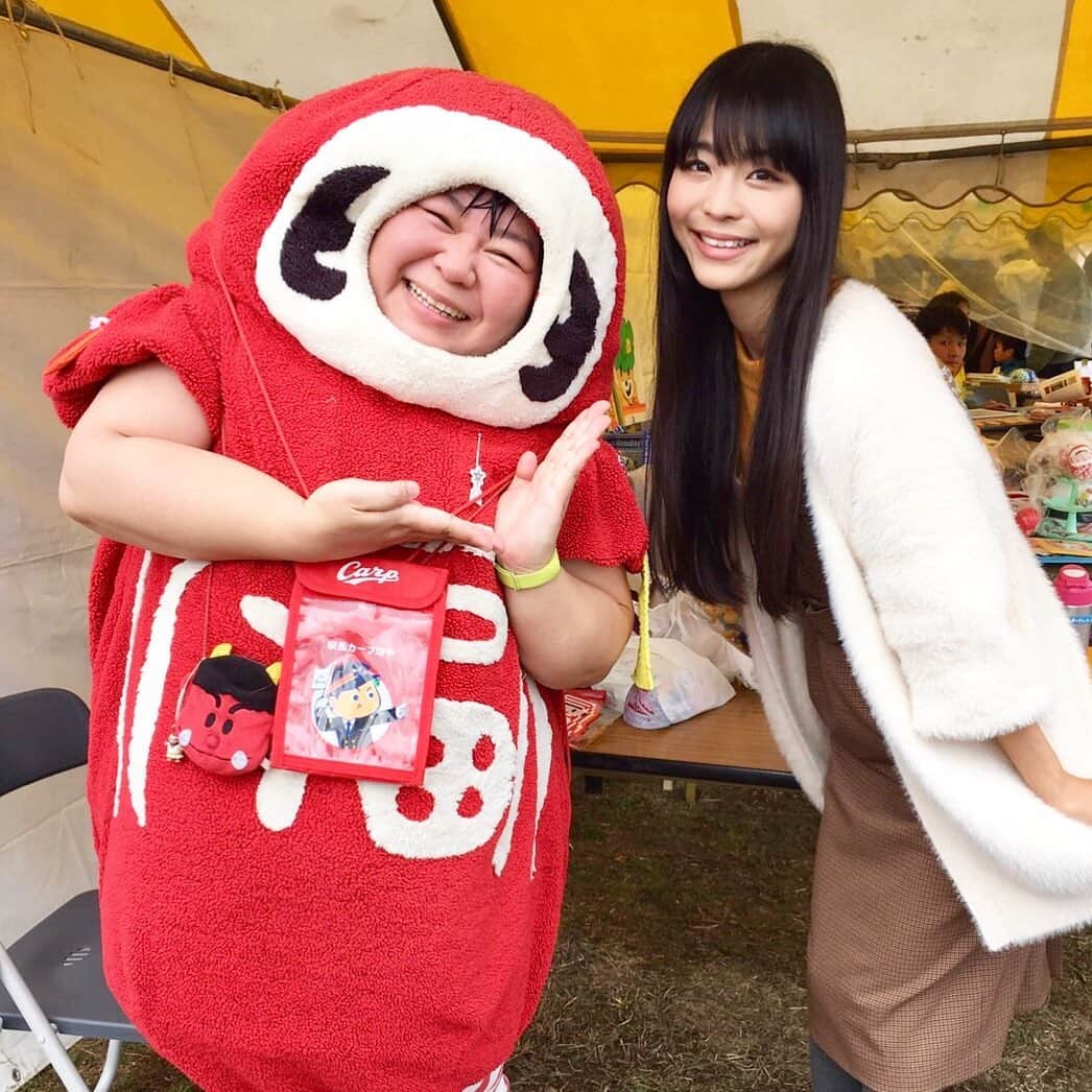 寺嶋由芙さんのインスタグラム写真 - (寺嶋由芙Instagram)「山田るまさんにもちょーうお久しぶりに会えたヾ(*ﾟωﾟ*)ﾉ 縁起の良さがすごい！雨の中でも変わらぬ笑顔、素敵でしたー！ ・ #山田るま #全日本だるま研究会 #だるま #縁起物 #民芸品  #ご当地キャラ #はにゅはにゅ #世界キャラクターさみっとin羽生 #埼玉県 #羽生市 #羽生 #ゆっふぃー #アイドル #japaneseidol #idol #ゆるキャラ #yuruchara #吉祥物 #チーバくん」12月7日 22時52分 - yufu_terashima