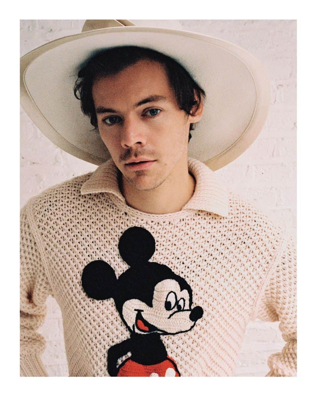 グッチさんのインスタグラム写真 - (グッチInstagram)「Featured on the cover of the latest L’Officiel Hommes @lofficielusa @lofficielhommes,  @harrystyles wears a #Gucci sweater with embroidered Mickey Mouse. The musician and actor is face of the @GucciBeauty #GucciMémoire d’une Odeur, the first universal fragrance by  @alessandro_michele. #GucciBeauty #GucciEditorials #AlessandroMichele Disney x Gucci © Disney Photography: @daniyellowden Styling: @harry_lambert」12月7日 22時53分 - gucci