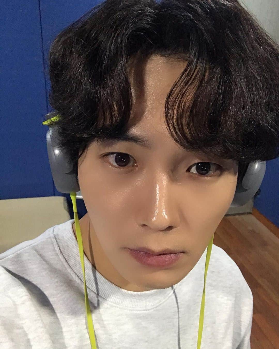 オン・ジュワンのインスタグラム：「#영화#정직한후보 adr 느무 가까이서 찍었나🥴 다들 추운날씨에도 행복한 주말 보내시고~ 따뜻한 토요일 밤~~」
