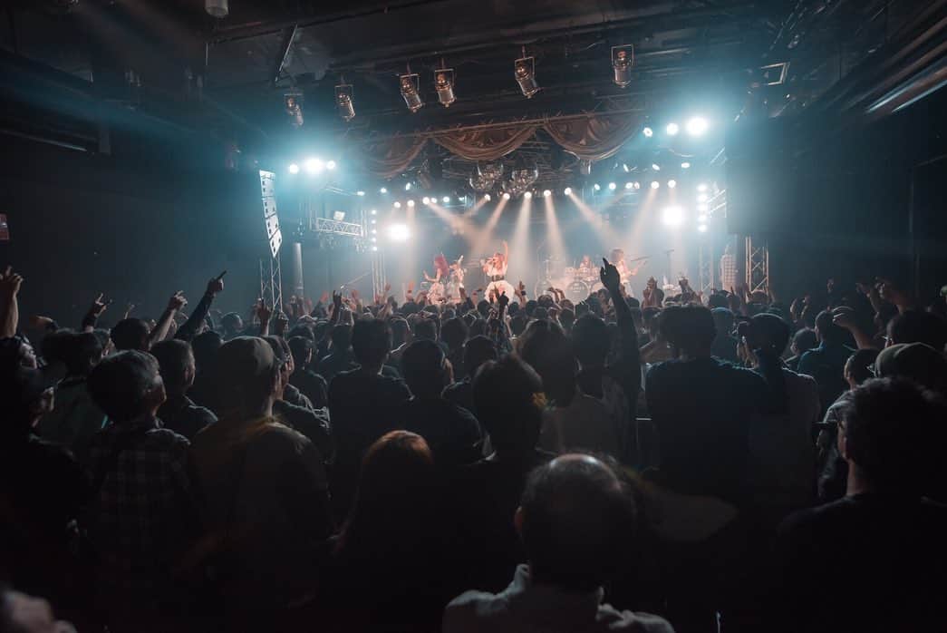 R!Nのインスタグラム：「名古屋ReNY Limited. ツアーセミファイナルでした。  先月ぶりのAldiousライブ。 待ちに待った日だったよ。  メンバーの支えと、 みんなの声援に本当に助けられました 最後まで歌いきることができました。  名古屋すんごく熱い街だね。 最高だった。  初披露の新曲、如何でしたか？ みんなの心に響いてくれたら嬉しいです。  次はついにファイナル。 12月20日 新宿ReNYでお待ちしております。  1枚目 📷 by はちろゆき  #Aldious #アルディアス #名古屋 #ツアー #tour #evoke #名古屋renylimited」