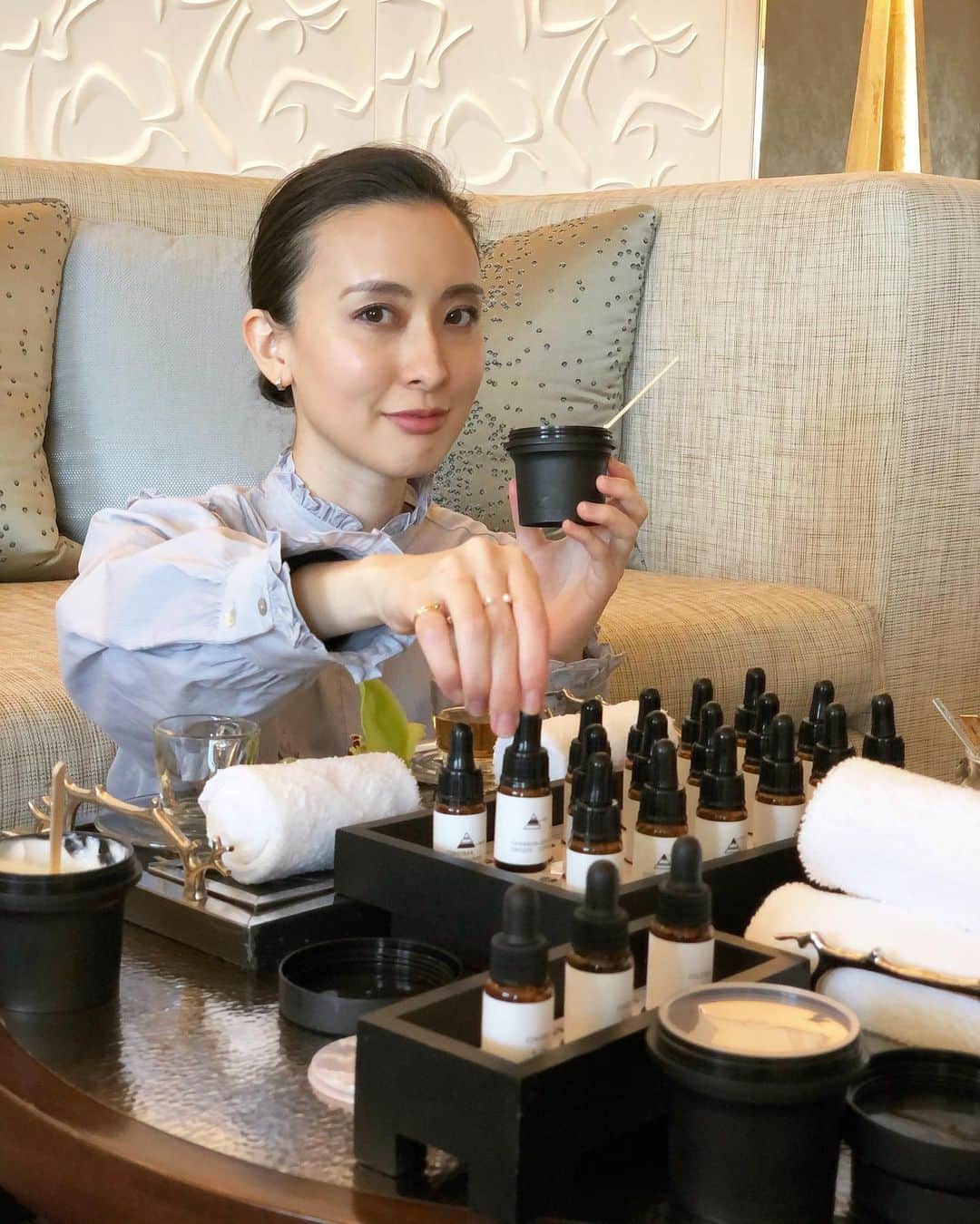 前田紀至子さんのインスタグラム写真 - (前田紀至子Instagram)「今回の美容合宿、まずマストで訪れたかったのが、セントレジス マカオ コタイセントラルにあるイリディウムスパでのオリジナルスクラブ作り。  18種類の精油やスクラブの素材を自分好みに調合して、自分のためのスクラブを作った後マッサージを施して頂ける、“Curated Aromatherapy”が、香り好きには堪らない愉しさで「この為だけでもマカオに来る価値がある！」と大はしゃぎ。  最後に好きな色に仕上げるところ含めて、工作好きの心をくすぐってくれました。  もちろんマッサージも素晴らしくて、今現在私の肌は過去最高レベルにスムースでふわふわかもしれません。 「冬だから」と喉に良いお茶を出して頂けたり、最上階からの眺めも絶景で、総てが完璧！大満足。  #マカオ#アンバサダー#楽しさがとまらないマカオ#前田紀至子世界の旅 @macao_japan」12月7日 22時57分 - ki45m