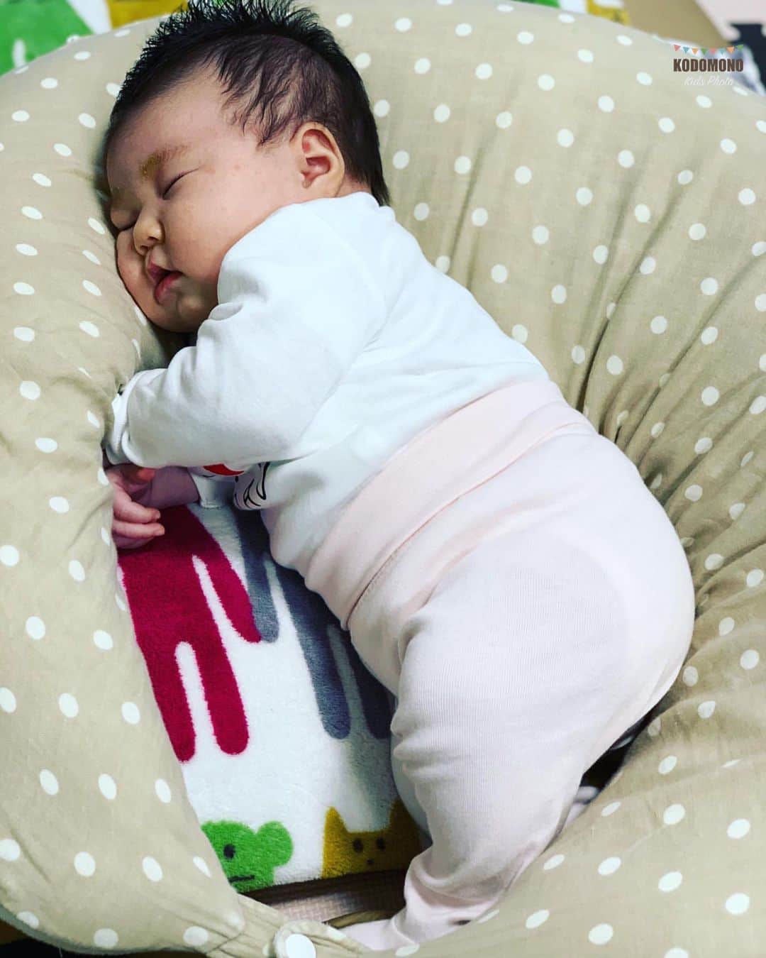 コドモノ 写真部さんのインスタグラム写真 コドモノ 写真部instagram 今回ご紹介するのは Aiaiaisally さんの投稿です むちむちな時期 横向きでおやすみなさい Aiaiaisally さん コドモノ のハッシュタグ付けありがとうございました