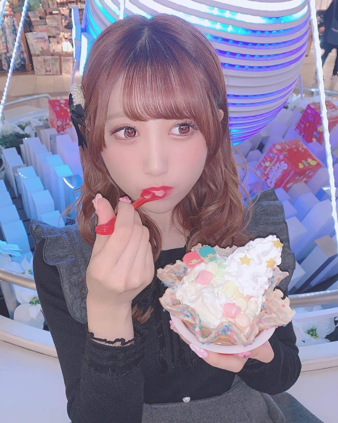 田口未彩のインスタグラム：「🎀 . . コールドストーンのアイスが キキララとコラボで可愛かった🥺💗 しかもめっちゃ美味しくて、毎日食べたいレベルだった、、、！！！ 甘いもの苦手なのにこれはほんと美味しかった❤︎ . . #サンリオ #キキララ #リトルツインスターズ  #コールドストーン #アイス #サンリオアイス #パールピン #巻き髪 #メイク #冬メイク #ヘアアレンジ」